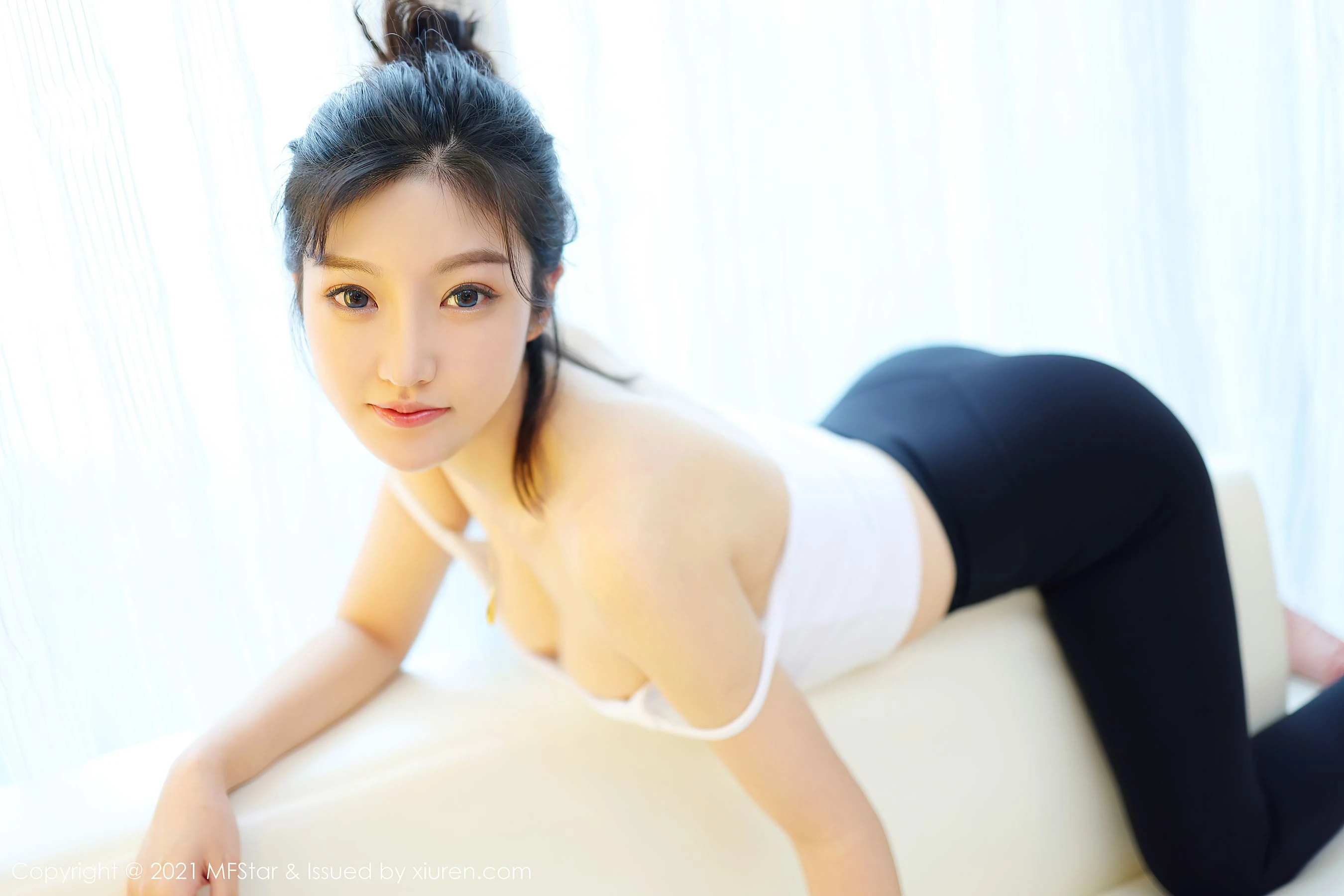 奔放時刻模特寫真館寫真 – 晴日性感風採再現珍藏 - 23