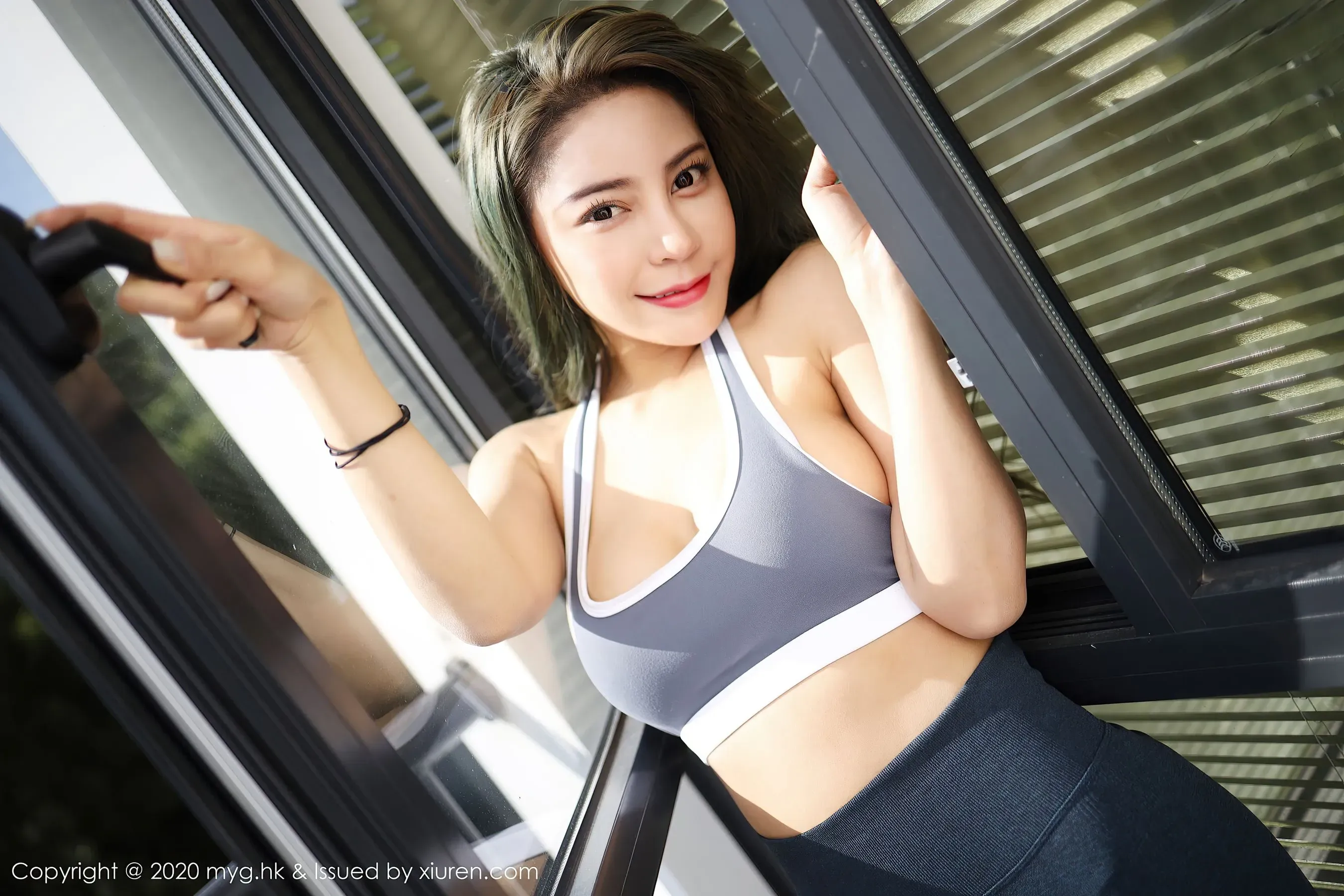 苗慄全日車模美照 – 知性魅力海邊實錄典藏 - 29