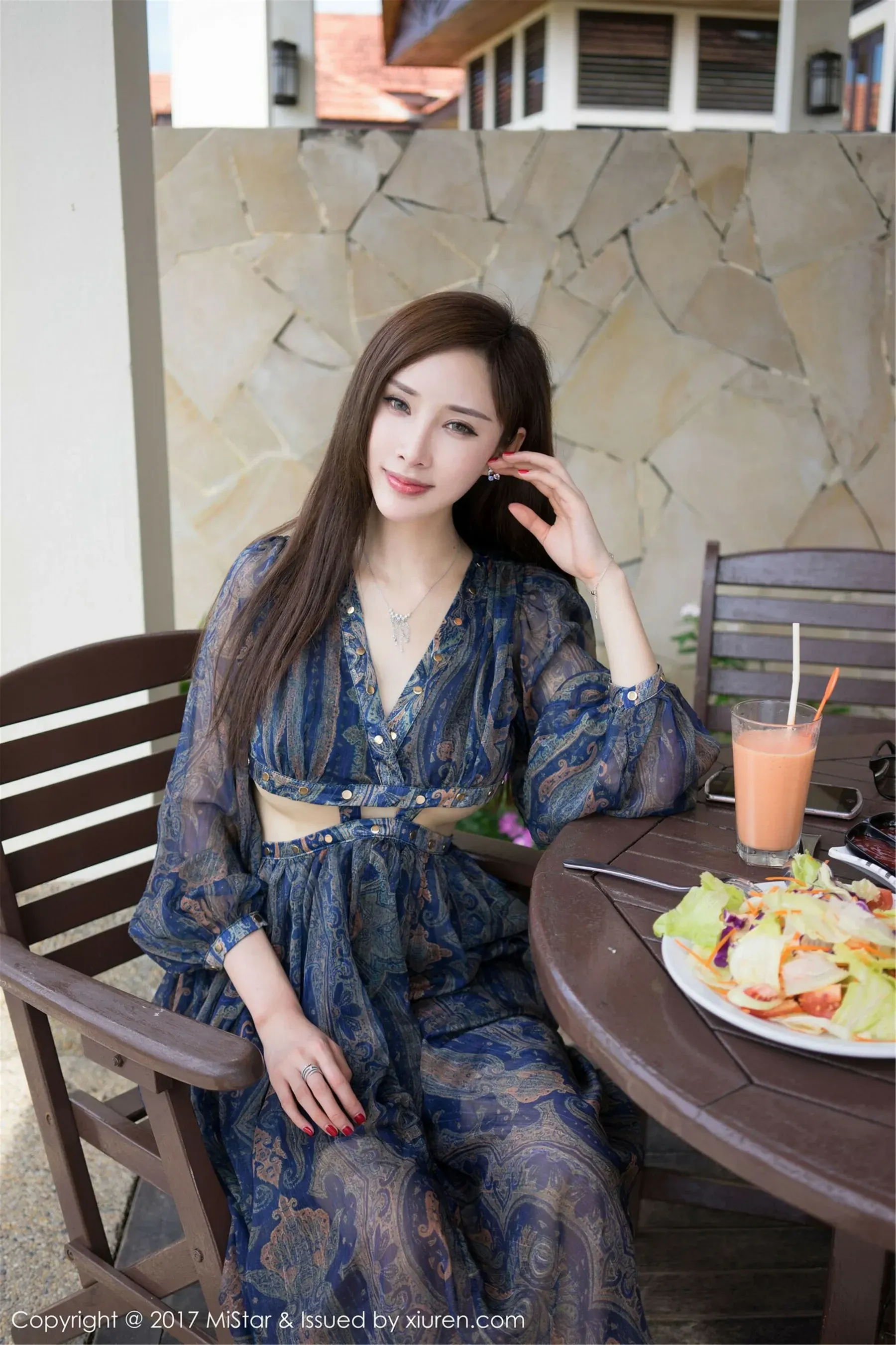 校花優雅戶外寫真 - 冬季自信風格展現典藏 - 1