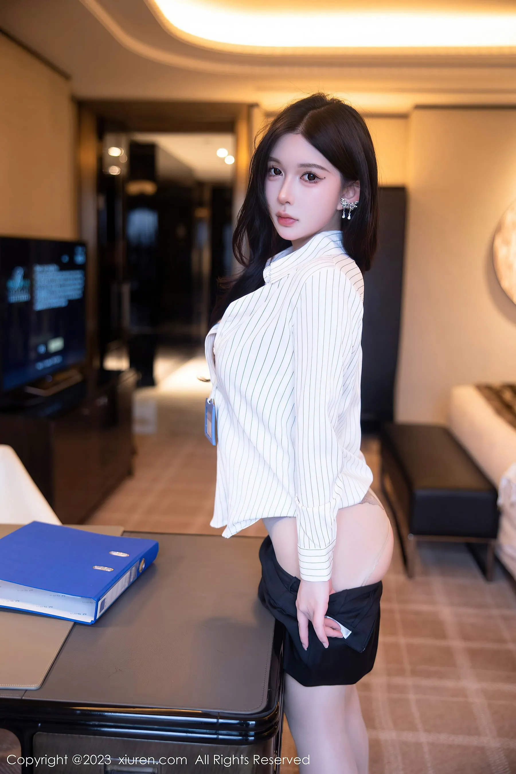 苗慄凌晨空姐美照 – 知性魅力攝影棚實錄珍藏 - 1