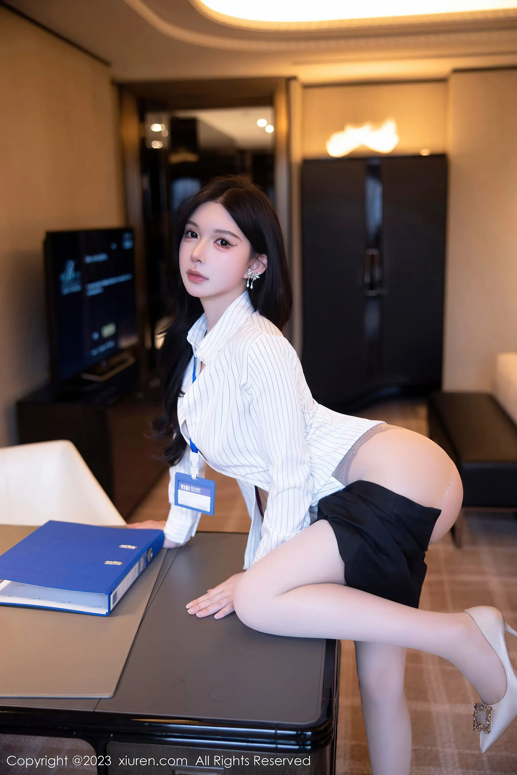 苗慄凌晨空姐美照 – 知性魅力攝影棚實錄珍藏 - 2