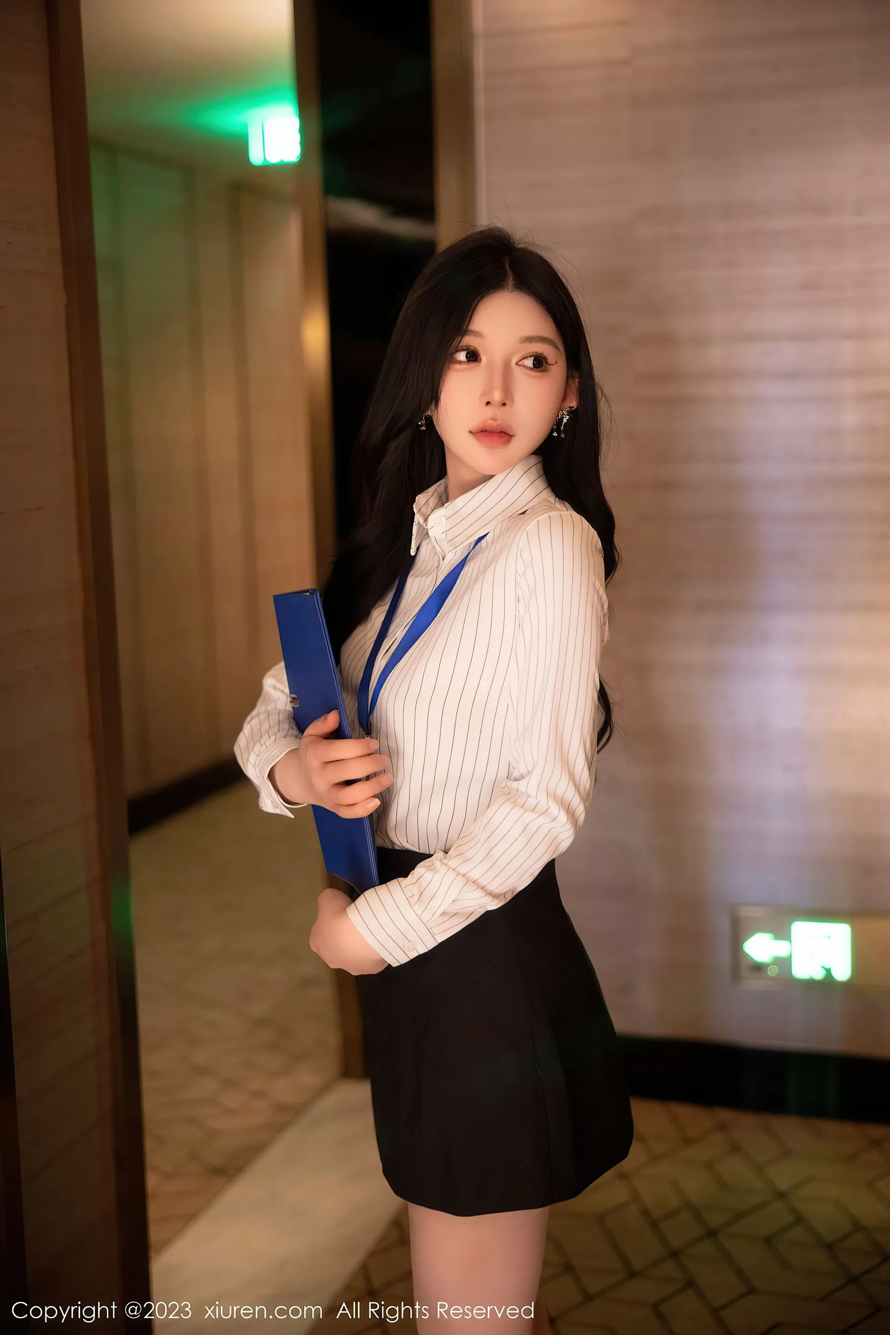苗慄凌晨空姐美照 – 知性魅力攝影棚實錄珍藏 - 77