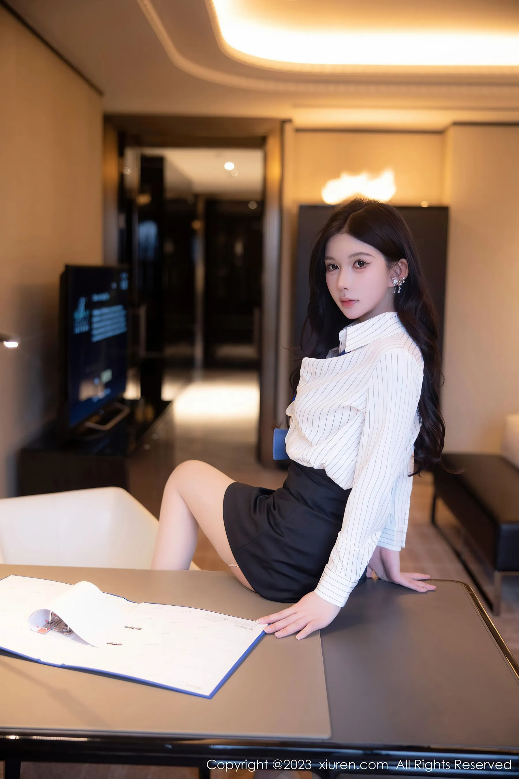 苗慄凌晨空姐美照 – 知性魅力攝影棚實錄珍藏 - 94