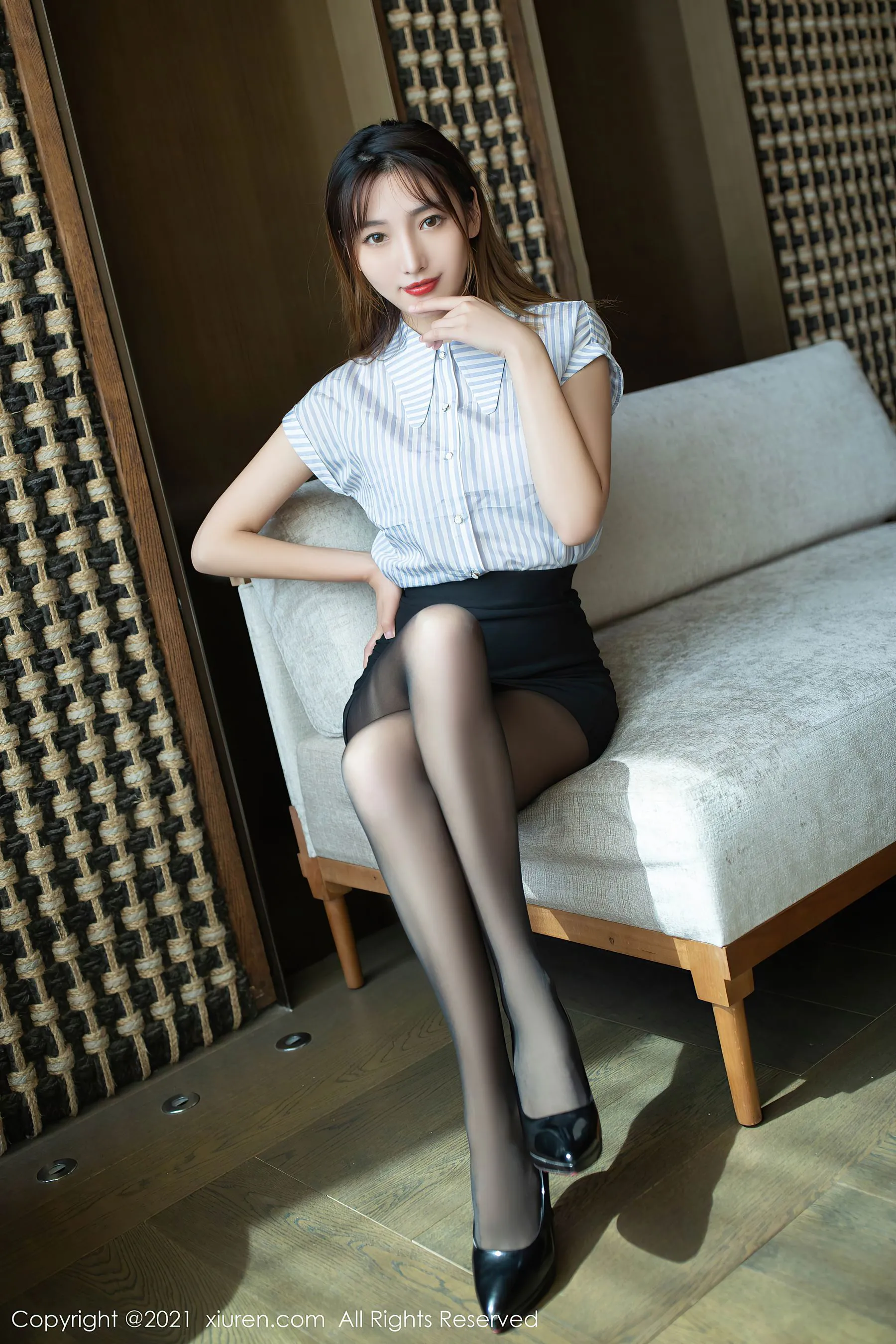 優雅時刻嫩模室內寫真 – 冬季魅惑風採再現典藏 - 38