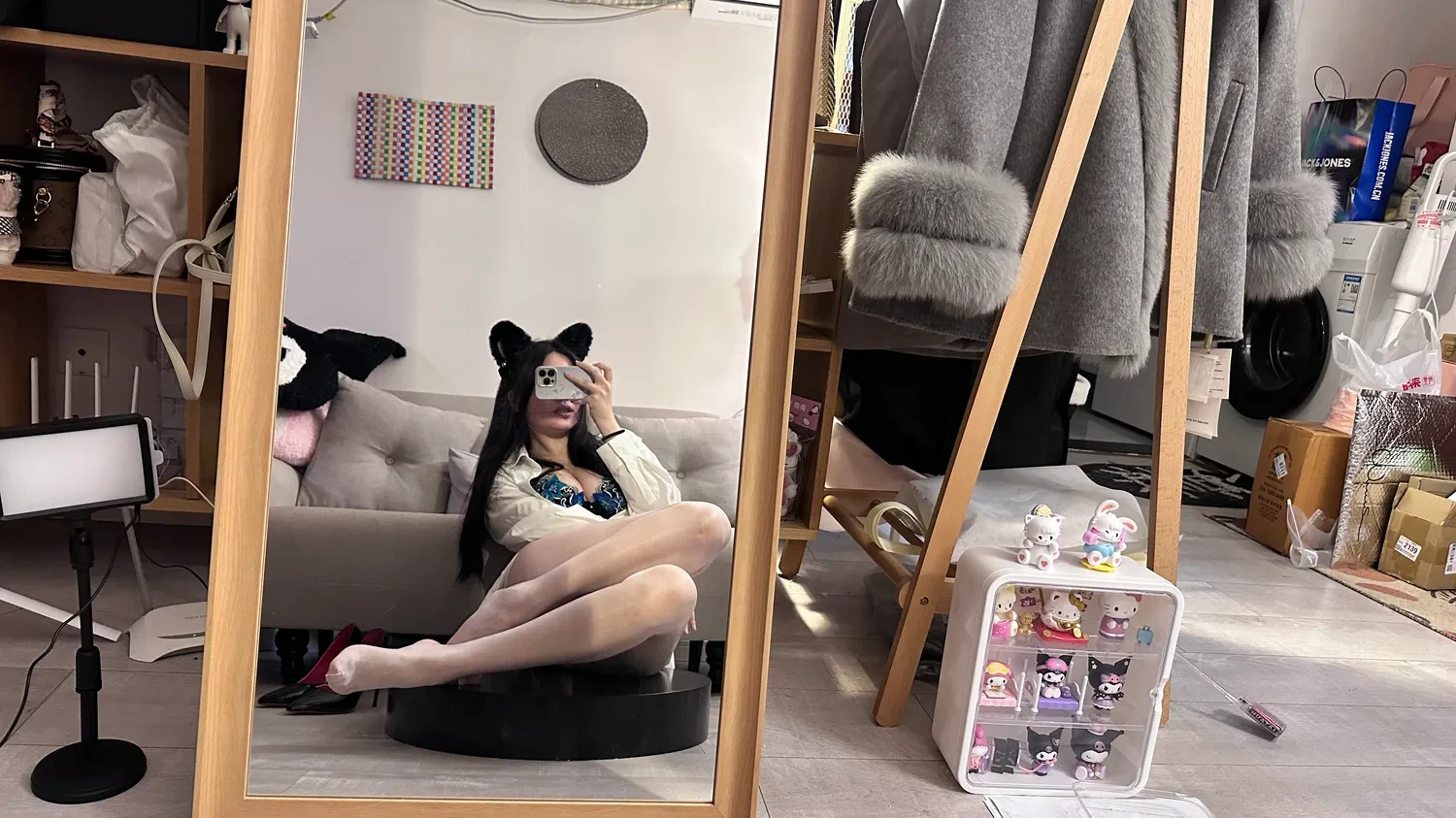 主播甜美攝影棚寫真 – 冬季俏皮風格展現精選 - 21
