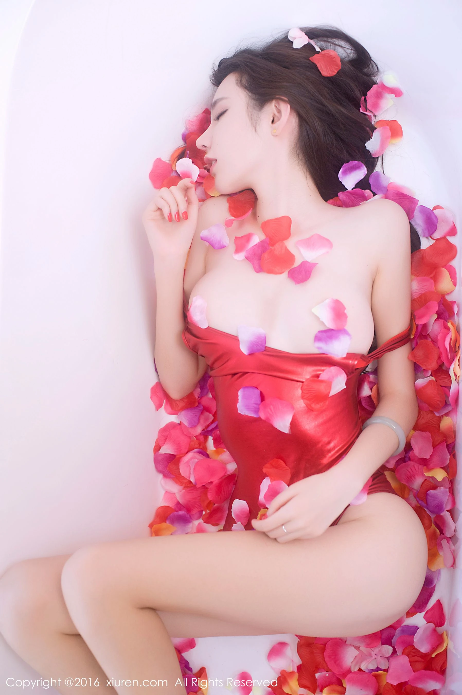 主播高貴室內寫真 – 夏季浪漫風格展現獨家 - 18