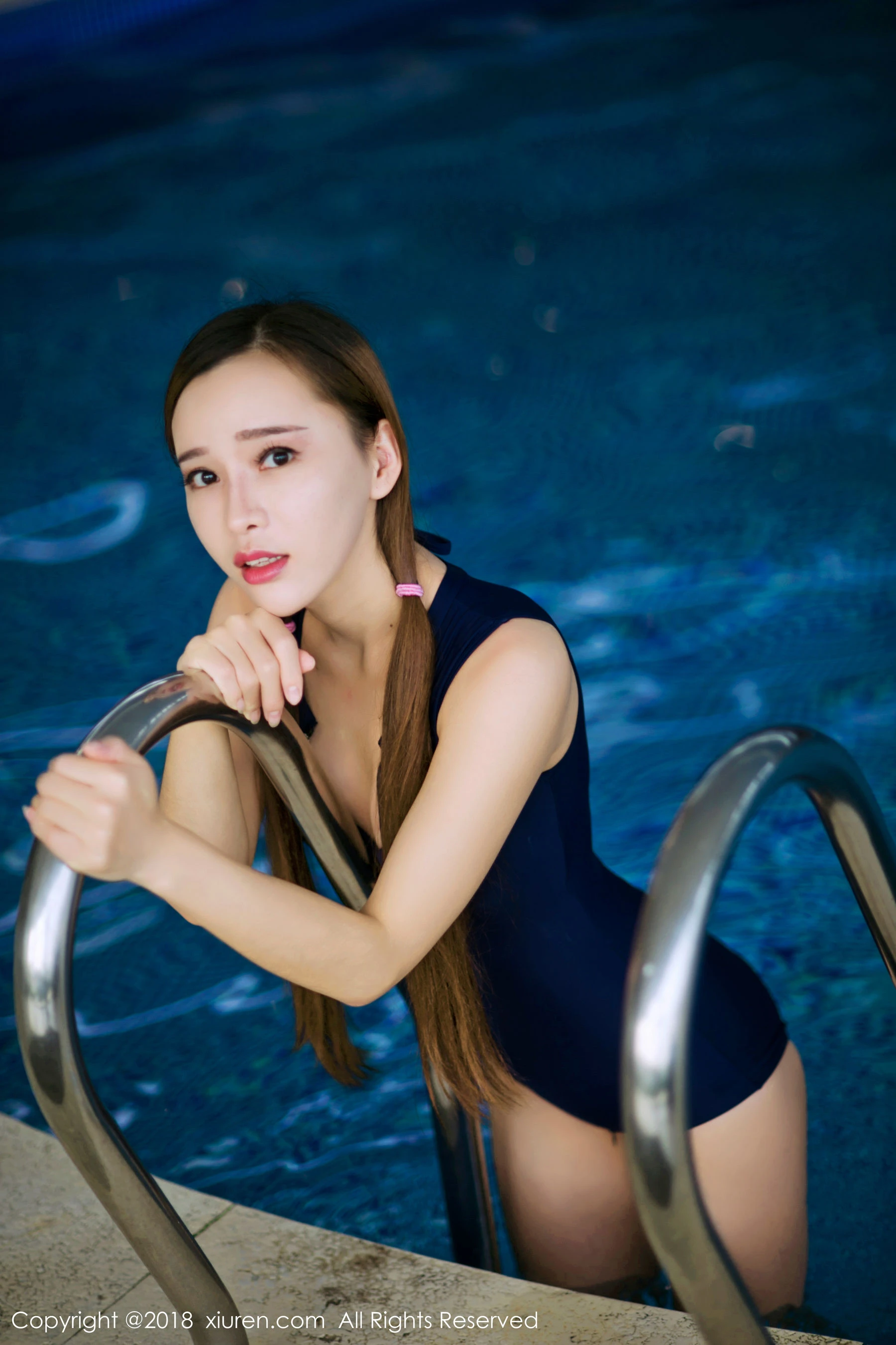 模特活潑攝影棚寫真 – 雨季激情風格展現限量 - 41