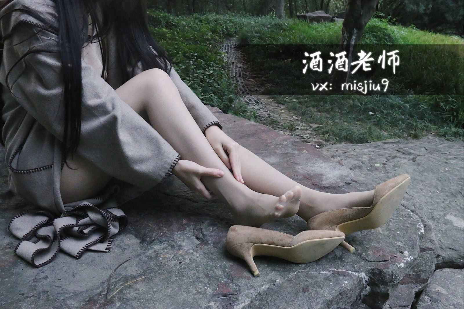 空姐活潑戶外寫真 – 雨季活力風格展現典藏 - 26