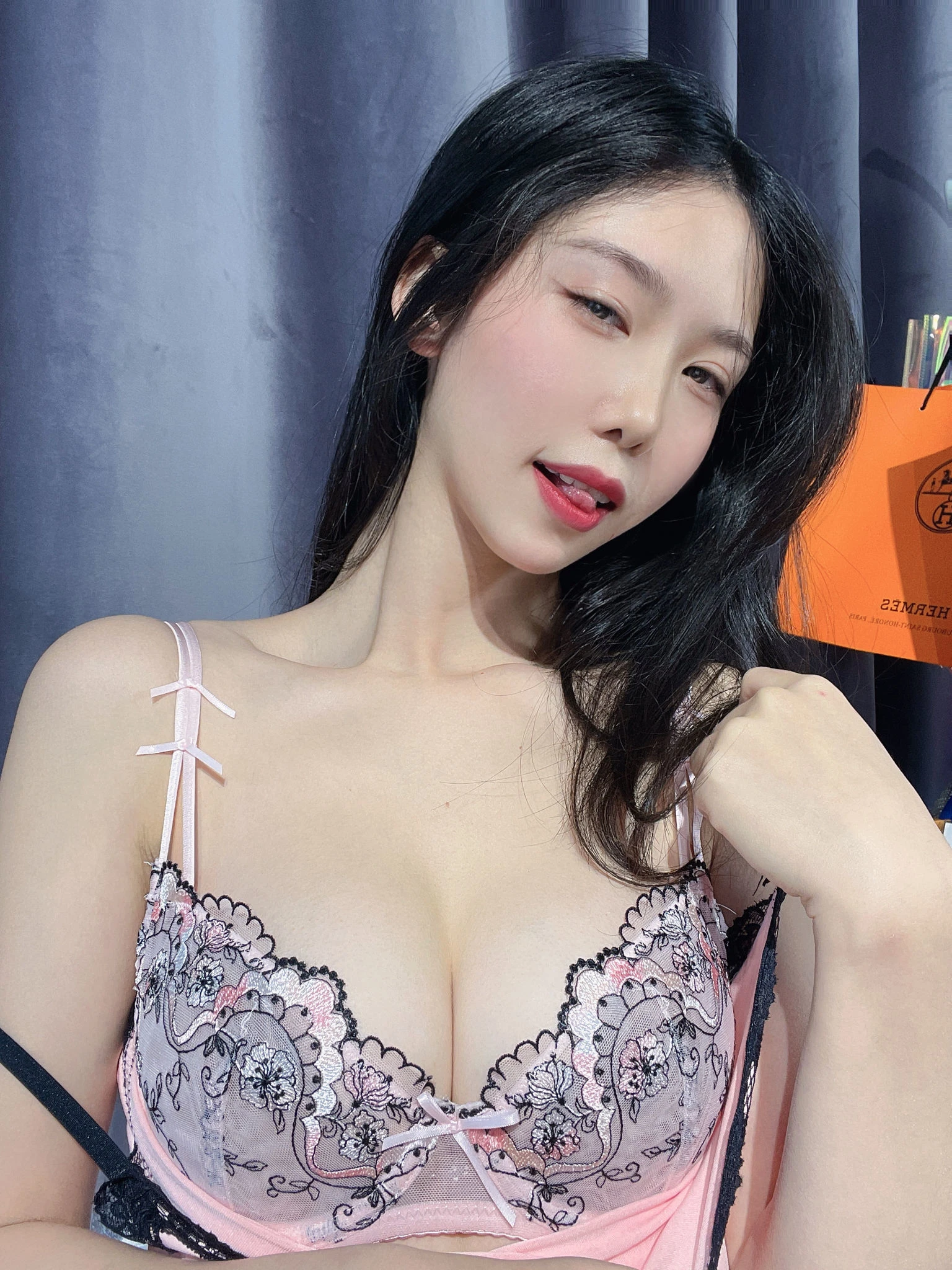雲林深夜車模美照 – 優雅魅力街拍實錄珍藏 - 178
