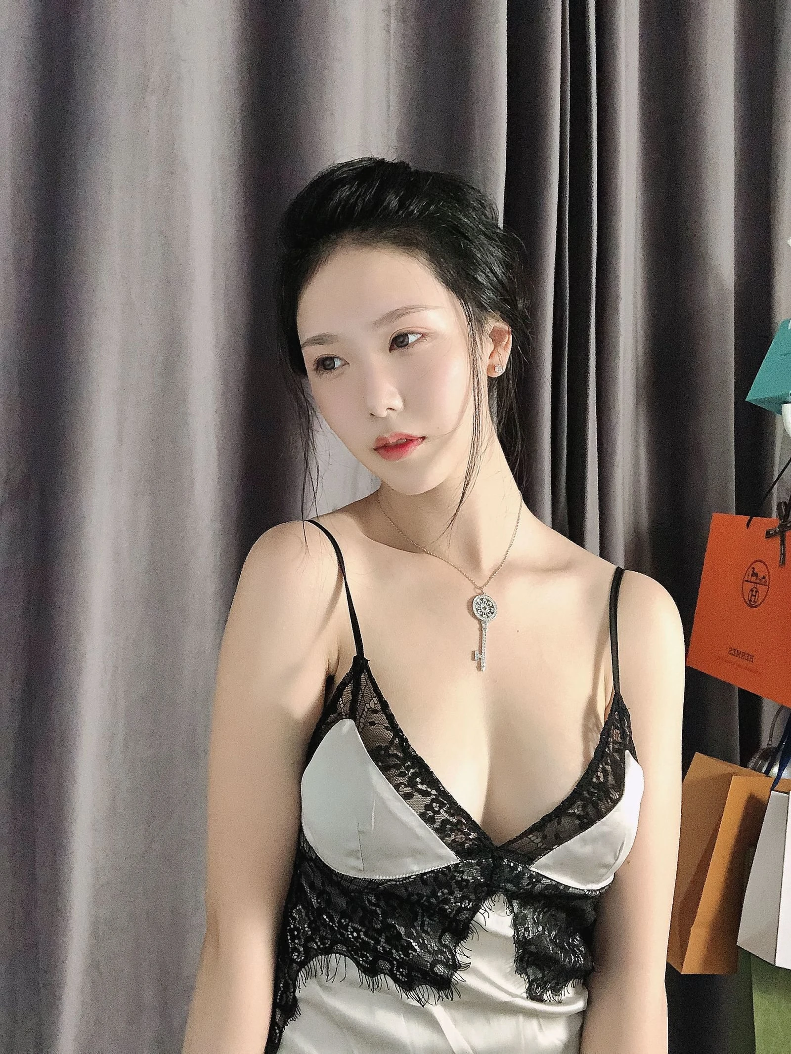 雲林深夜車模美照 – 優雅魅力街拍實錄珍藏 - 186