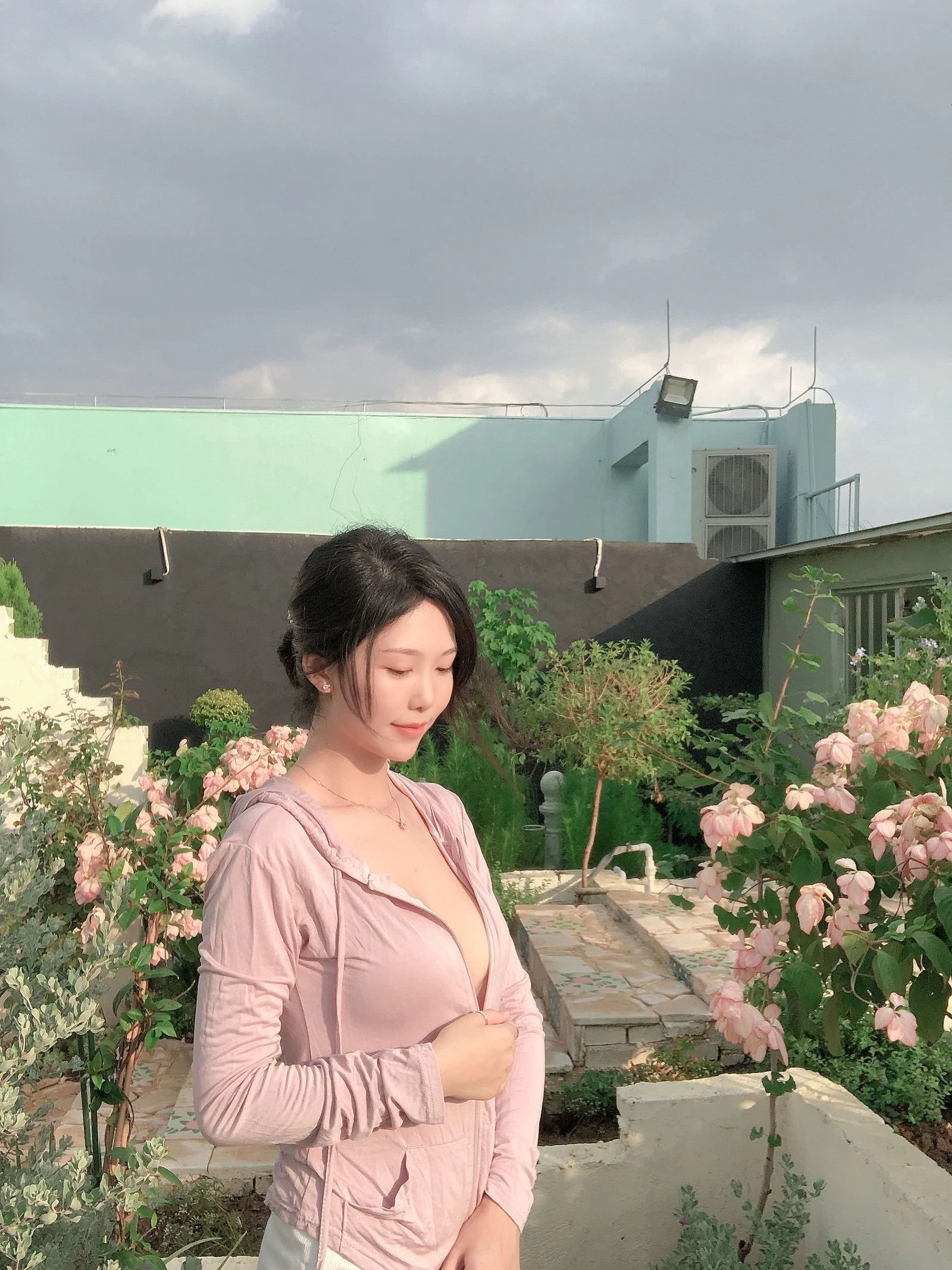 雲林深夜車模美照 – 優雅魅力街拍實錄珍藏 - 220