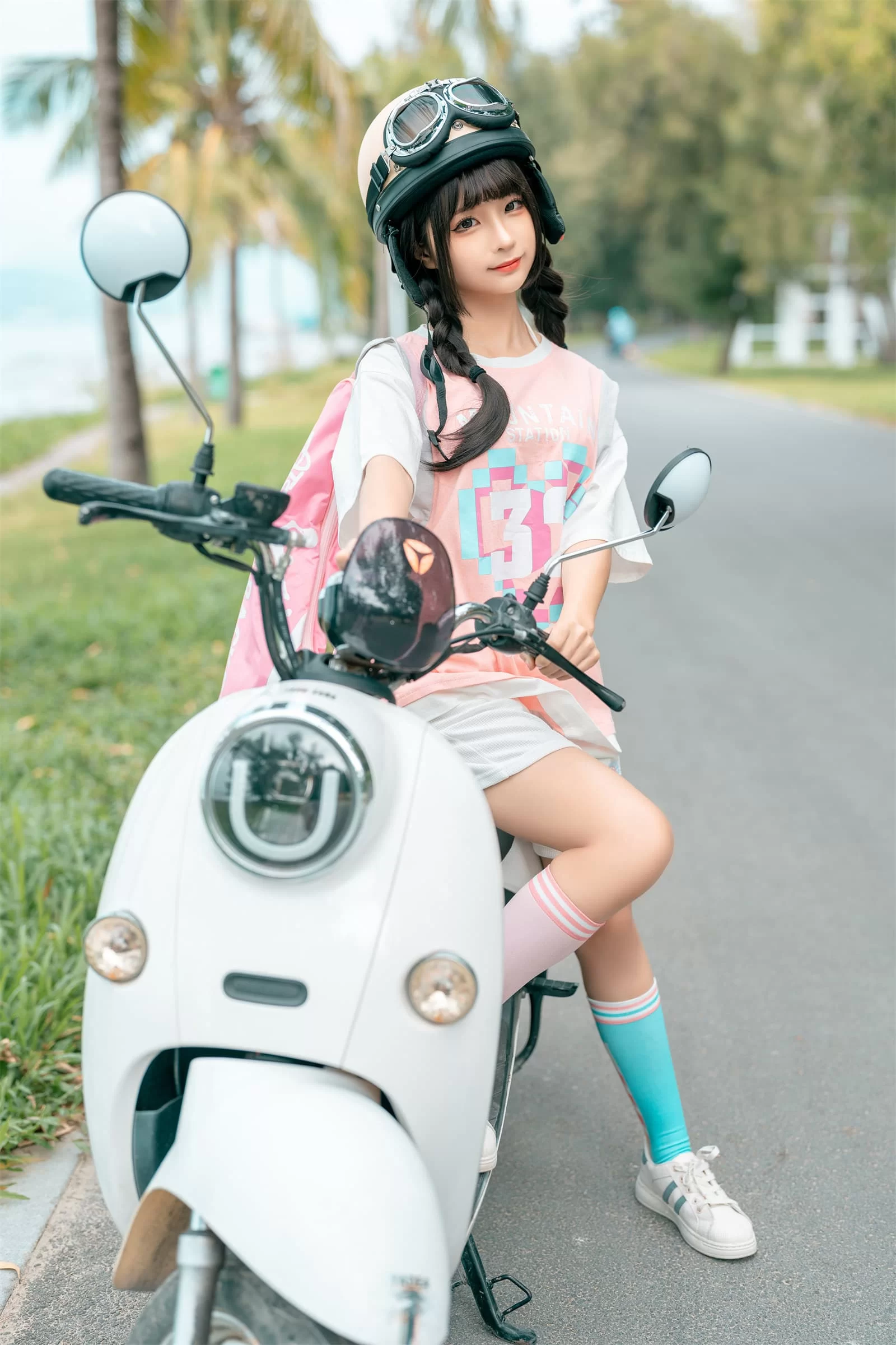 台南午後車模美照 – 優雅魅力戶外實錄精選 - 1