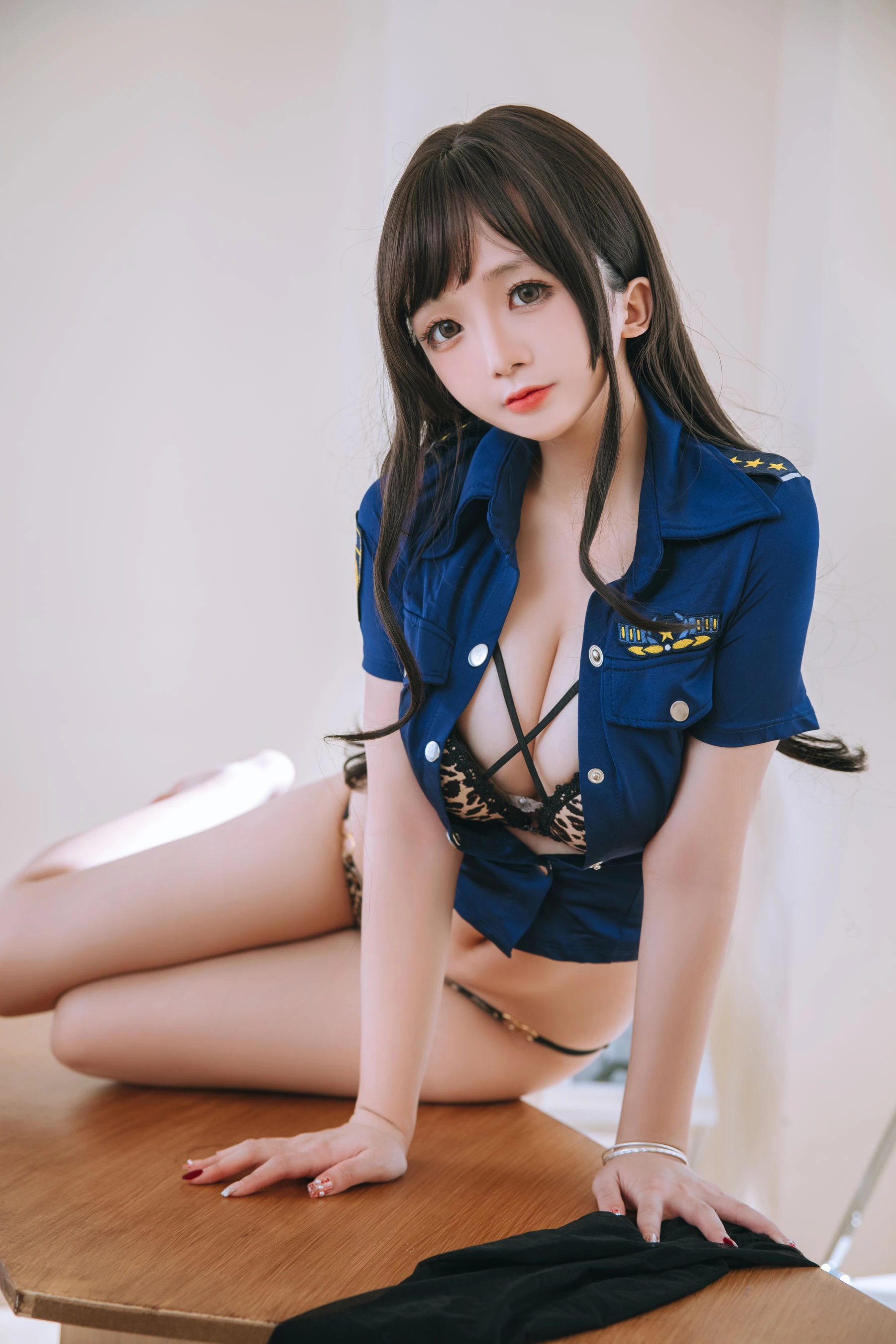 空姐優雅室內寫真 – 晴日活力風格展現限量 - 90