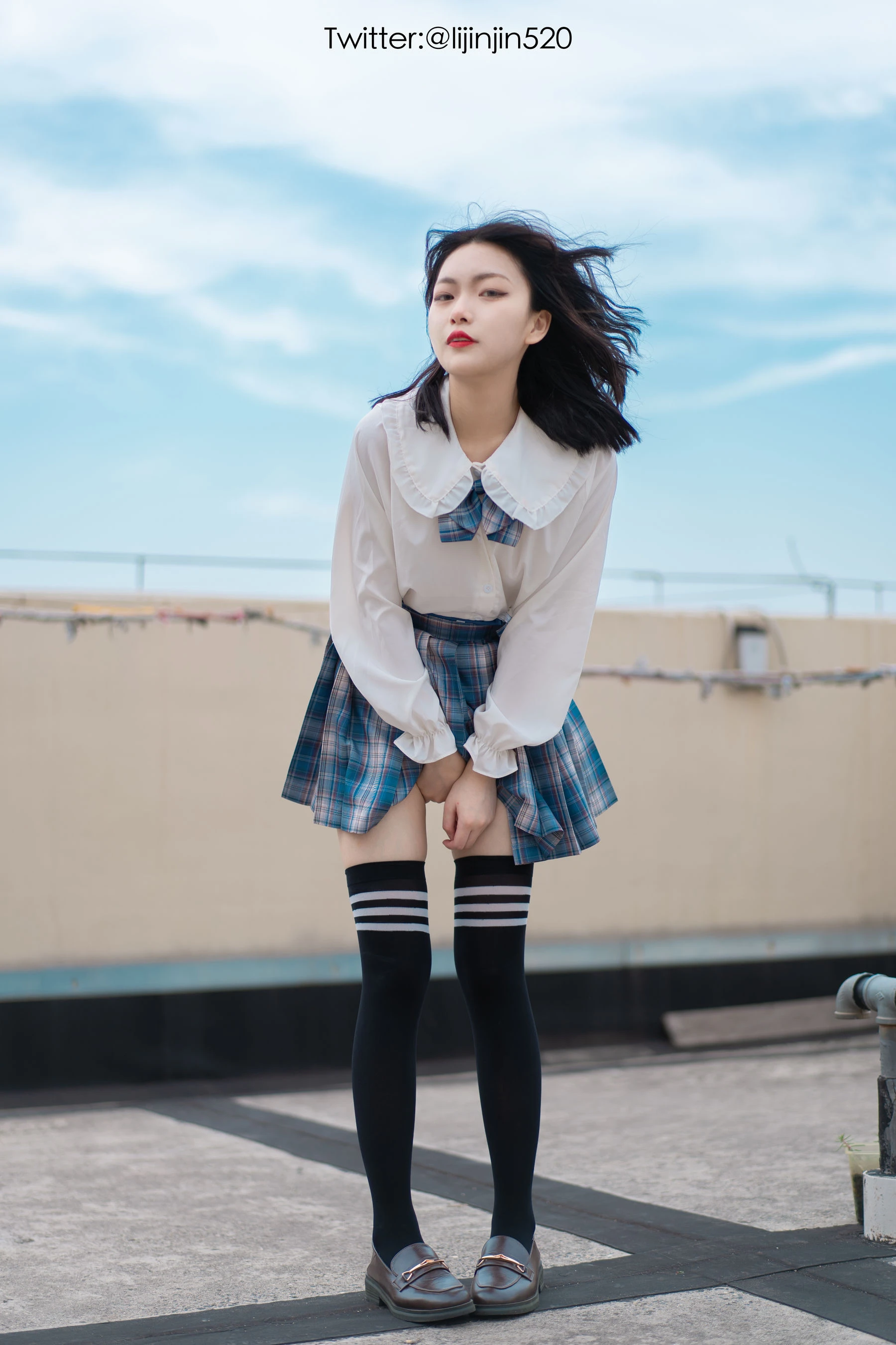 苗慄凌晨護士美照 – 甜美魅力戶外實錄珍藏 - 1