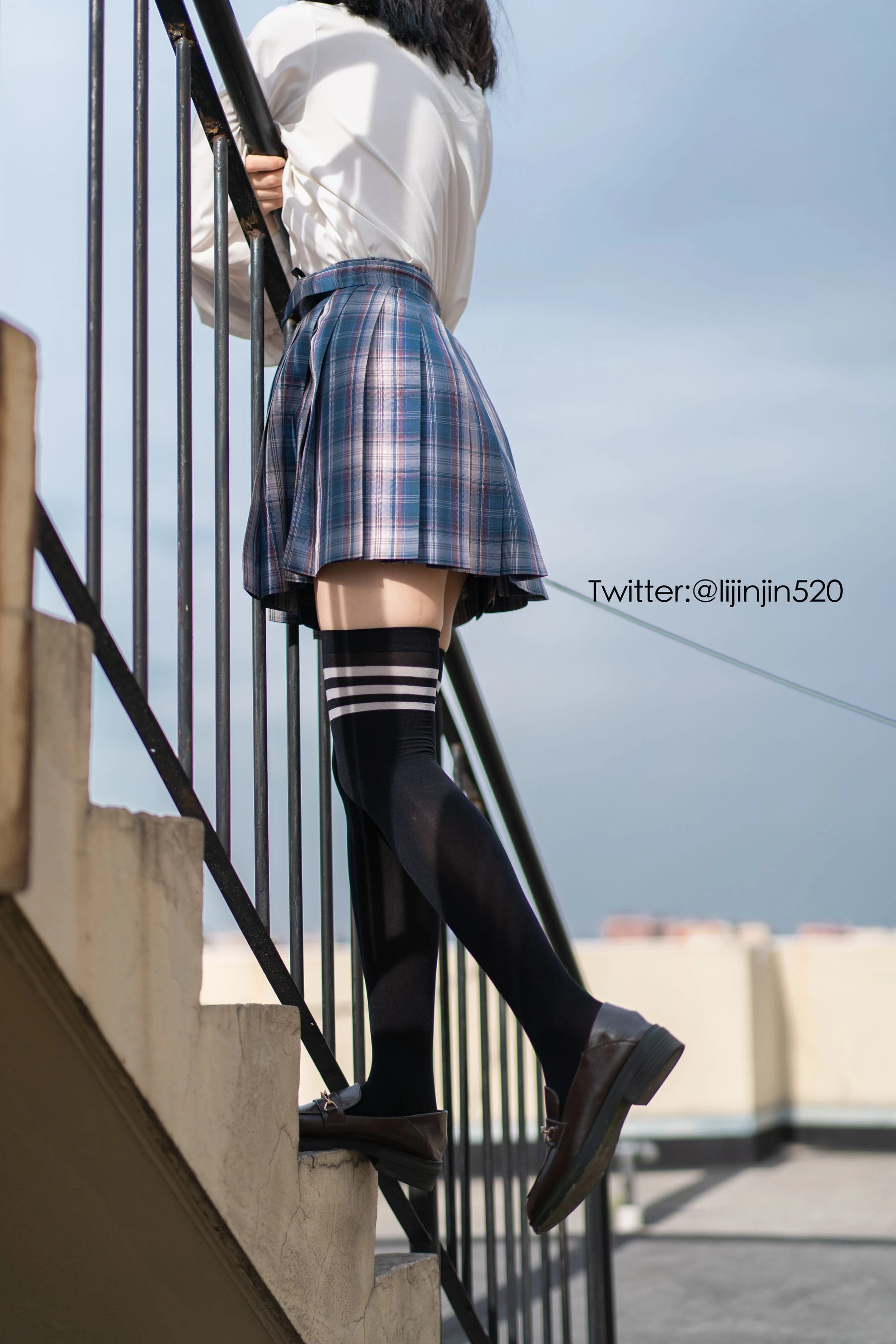 苗慄凌晨護士美照 – 甜美魅力戶外實錄珍藏 - 18