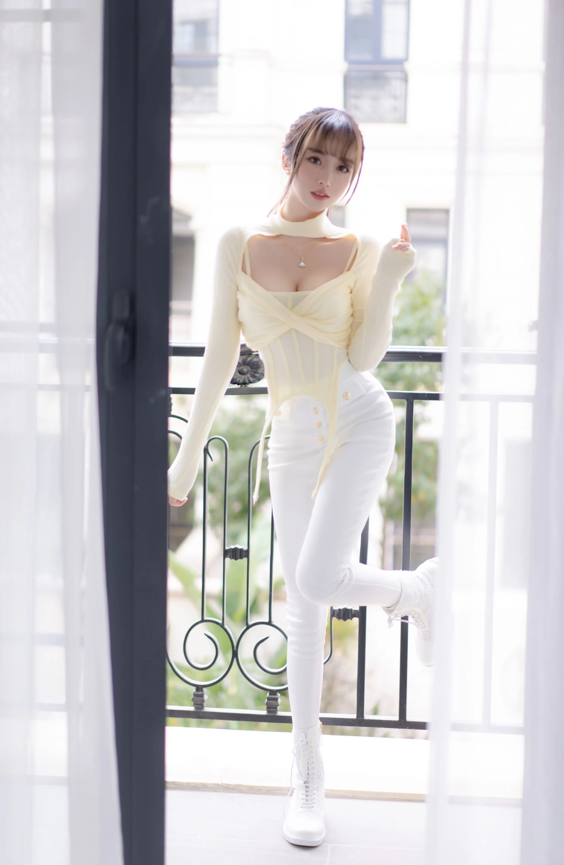 [護士]林欣妍街拍大圖寫真珍藏：林欣妍火辣演繹曲線完美魅力彰顯寫真藝術 - 1