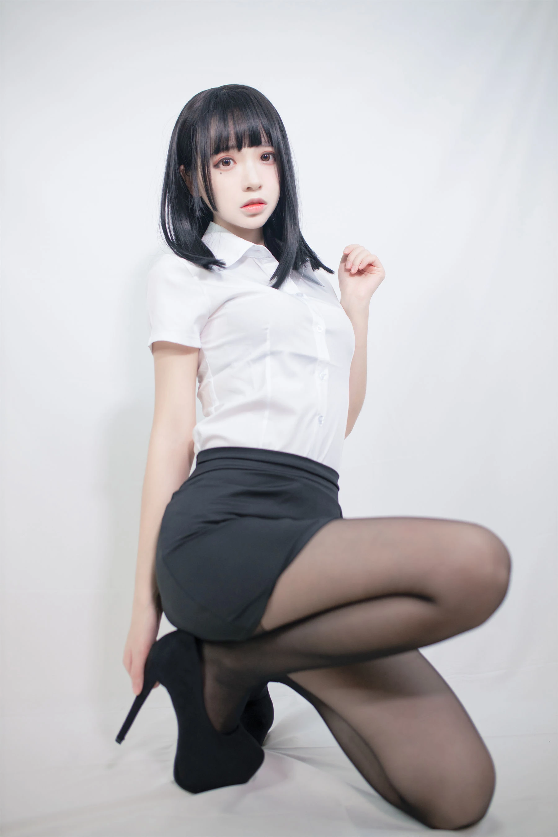 [小蘿莉]周雨靜超清戶外攝影藝術：周雨靜性感風採凸顯翹臀完美曲線寫真 - 2