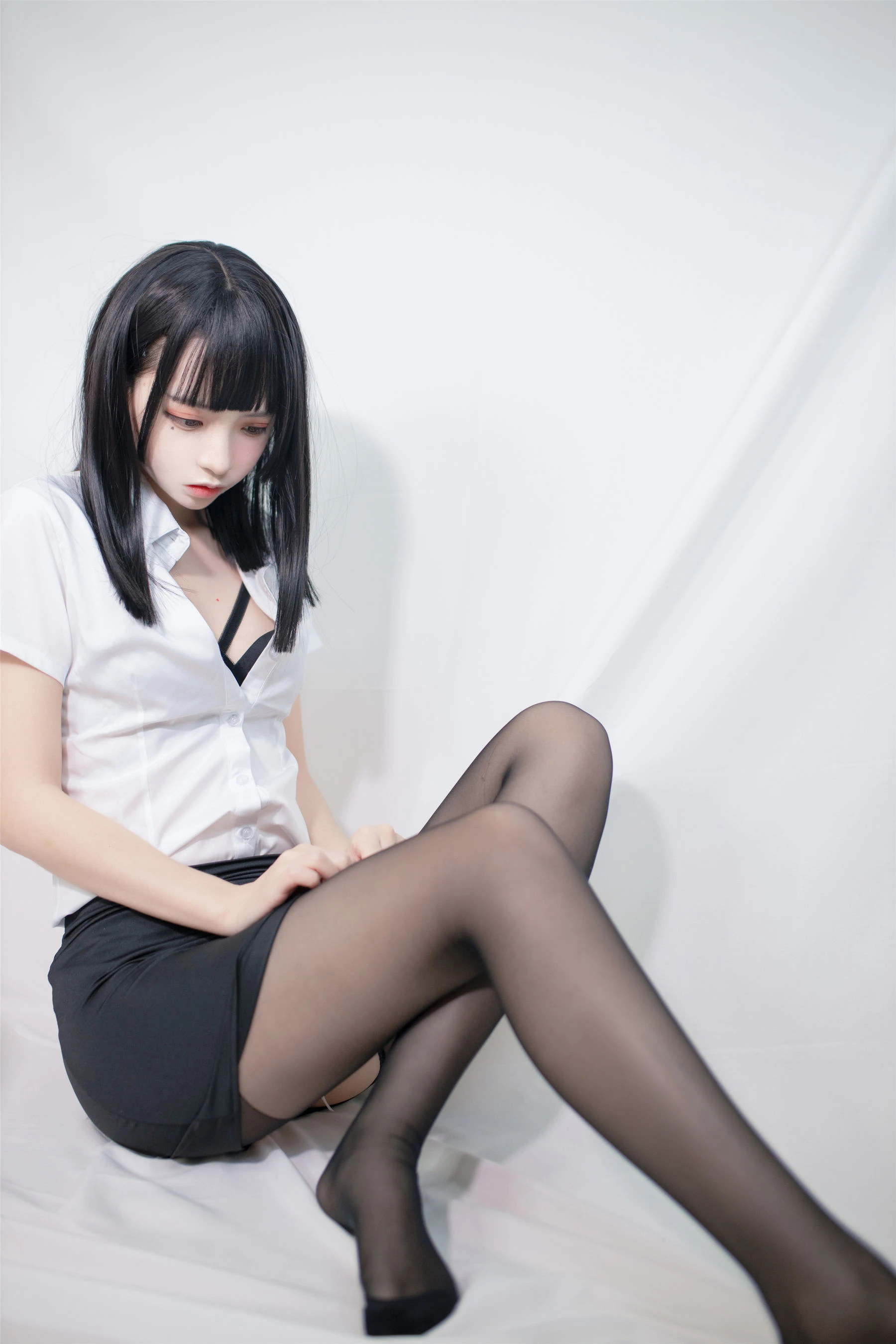 [小蘿莉]周雨靜超清戶外攝影藝術：周雨靜性感風採凸顯翹臀完美曲線寫真 - 32