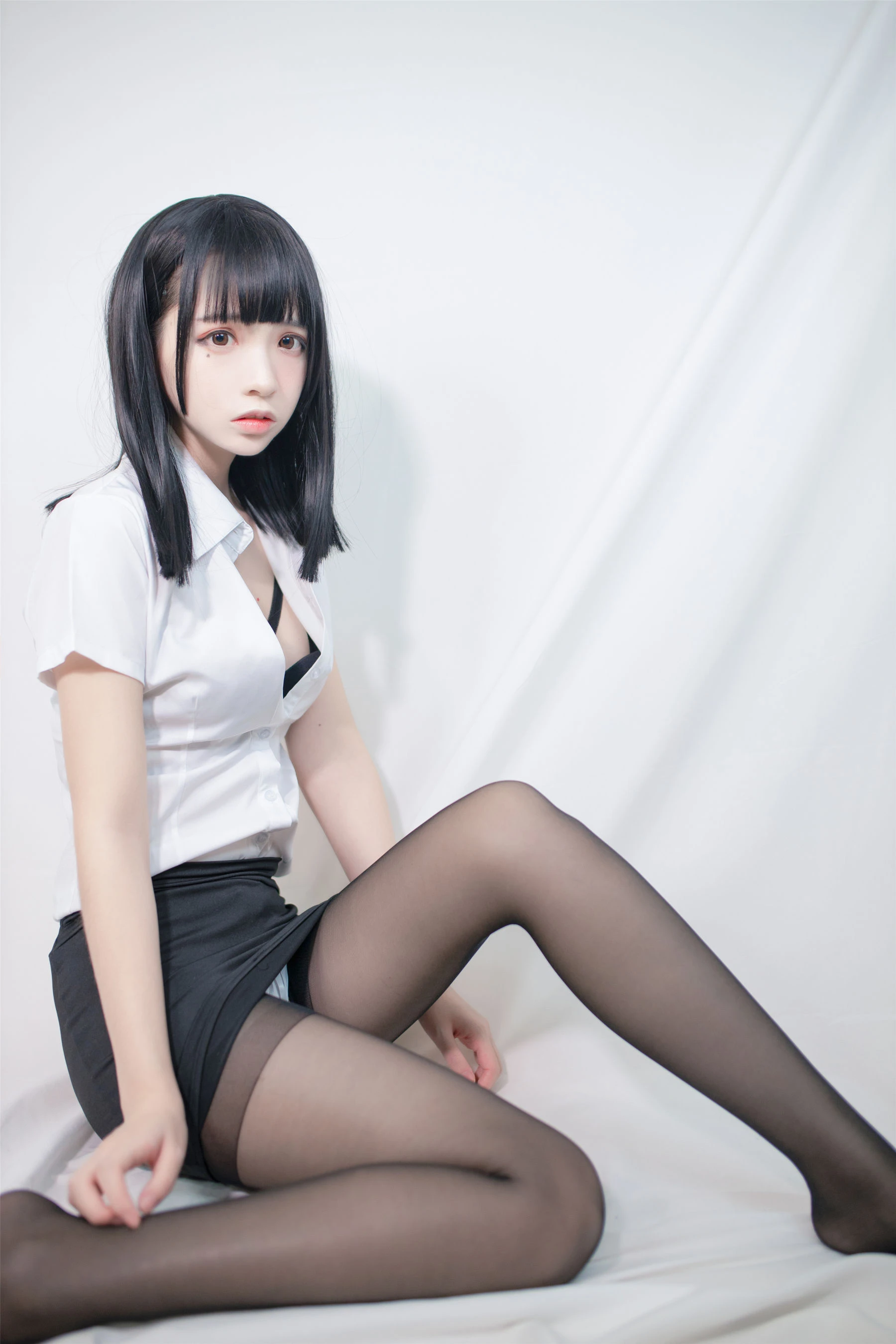 [小蘿莉]周雨靜超清戶外攝影藝術：周雨靜性感風採凸顯翹臀完美曲線寫真 - 33