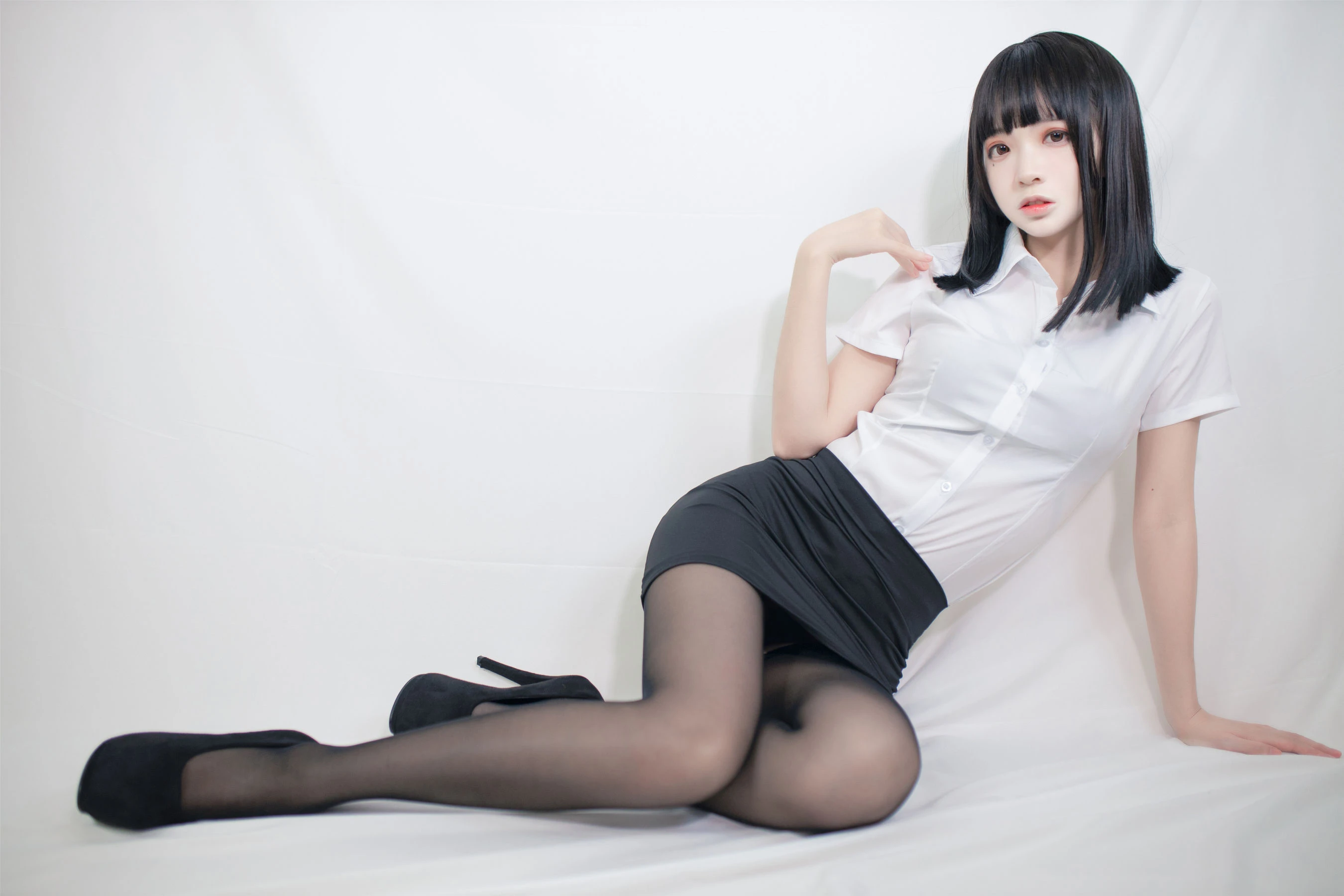 [小蘿莉]周雨靜超清戶外攝影藝術：周雨靜性感風採凸顯翹臀完美曲線寫真 - 4