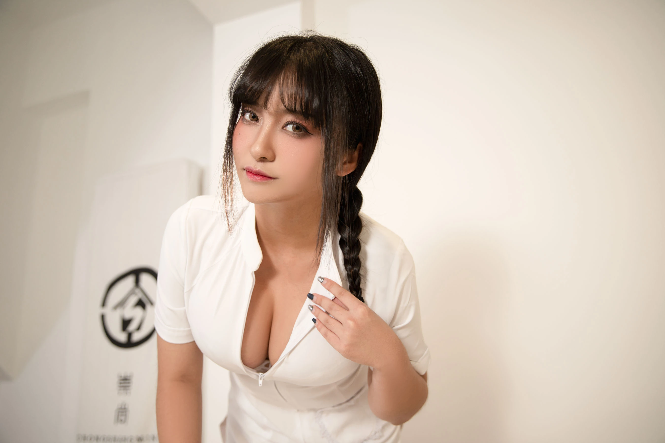 [車模]馬莉婷攝影圖集精選：馬莉婷性感氣質於寫真館演繹長腿曲線精選攝影 - 47