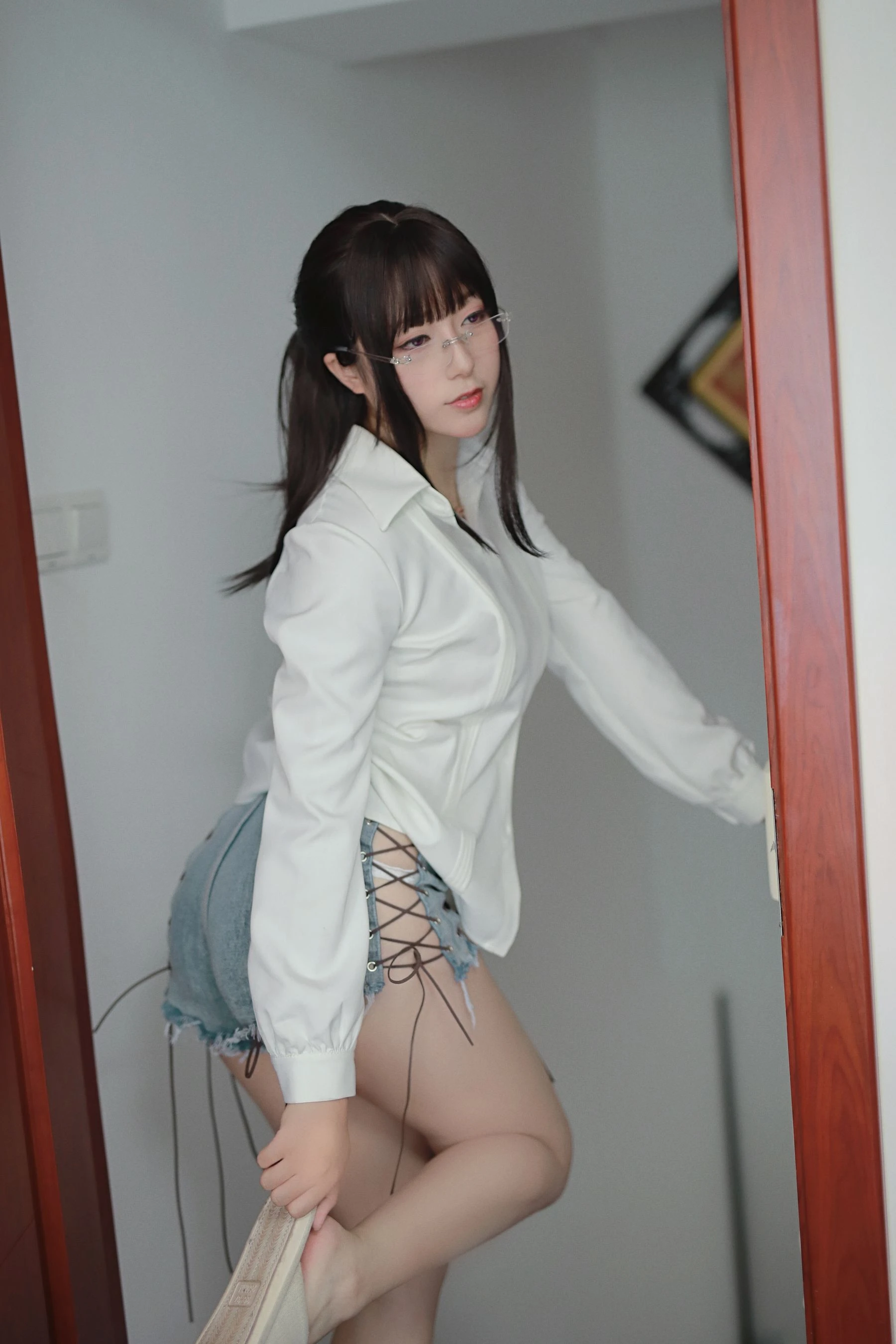 [藝人]韓雅琪美圖圖集精選：韓雅琪火辣格調於室內詮釋美腿曲線獨家攝影 - 7