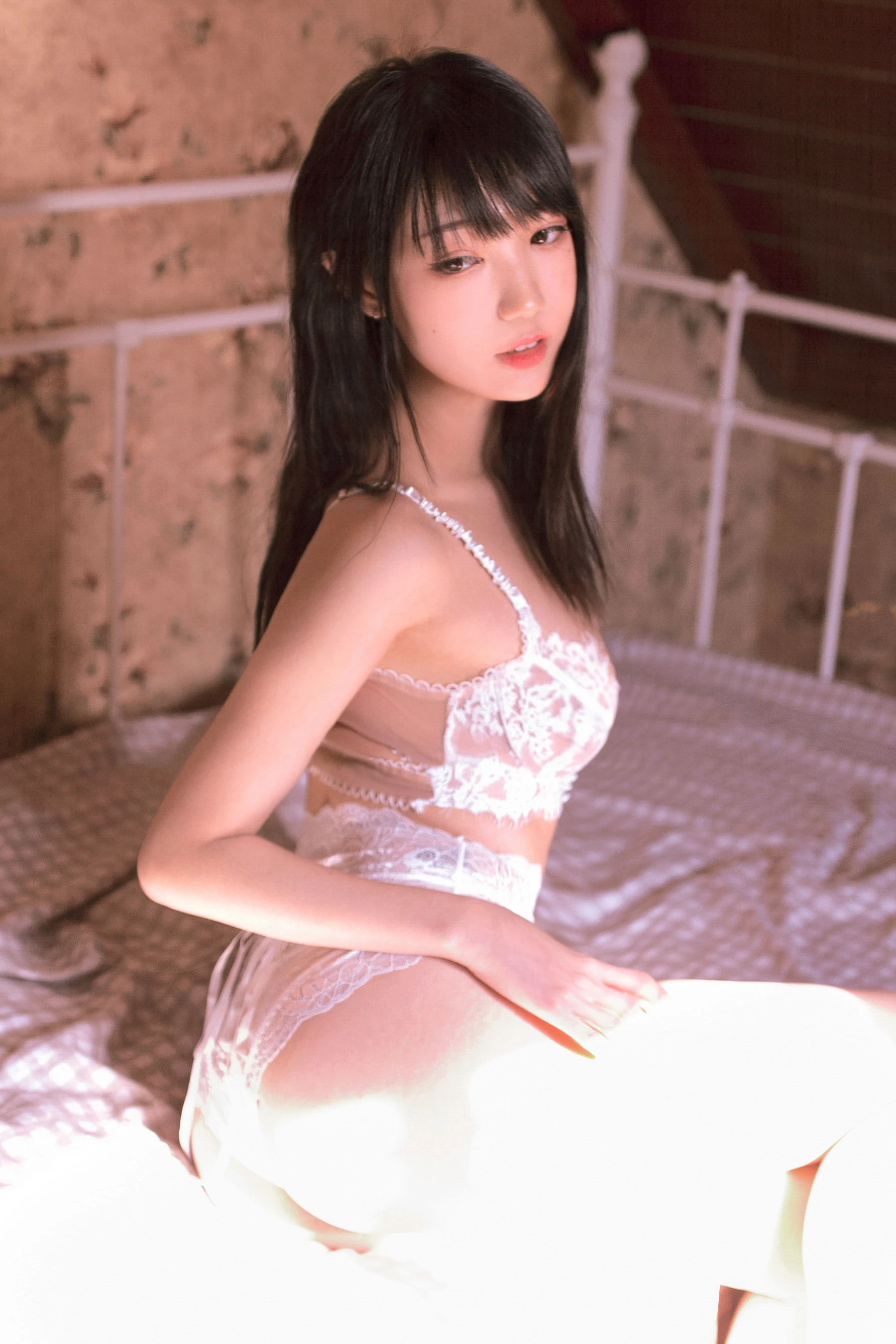 [名模]梁莉婷美圖圖集精選：梁莉婷清純風情於室內綻放美胸曲線獨家攝影 - 14