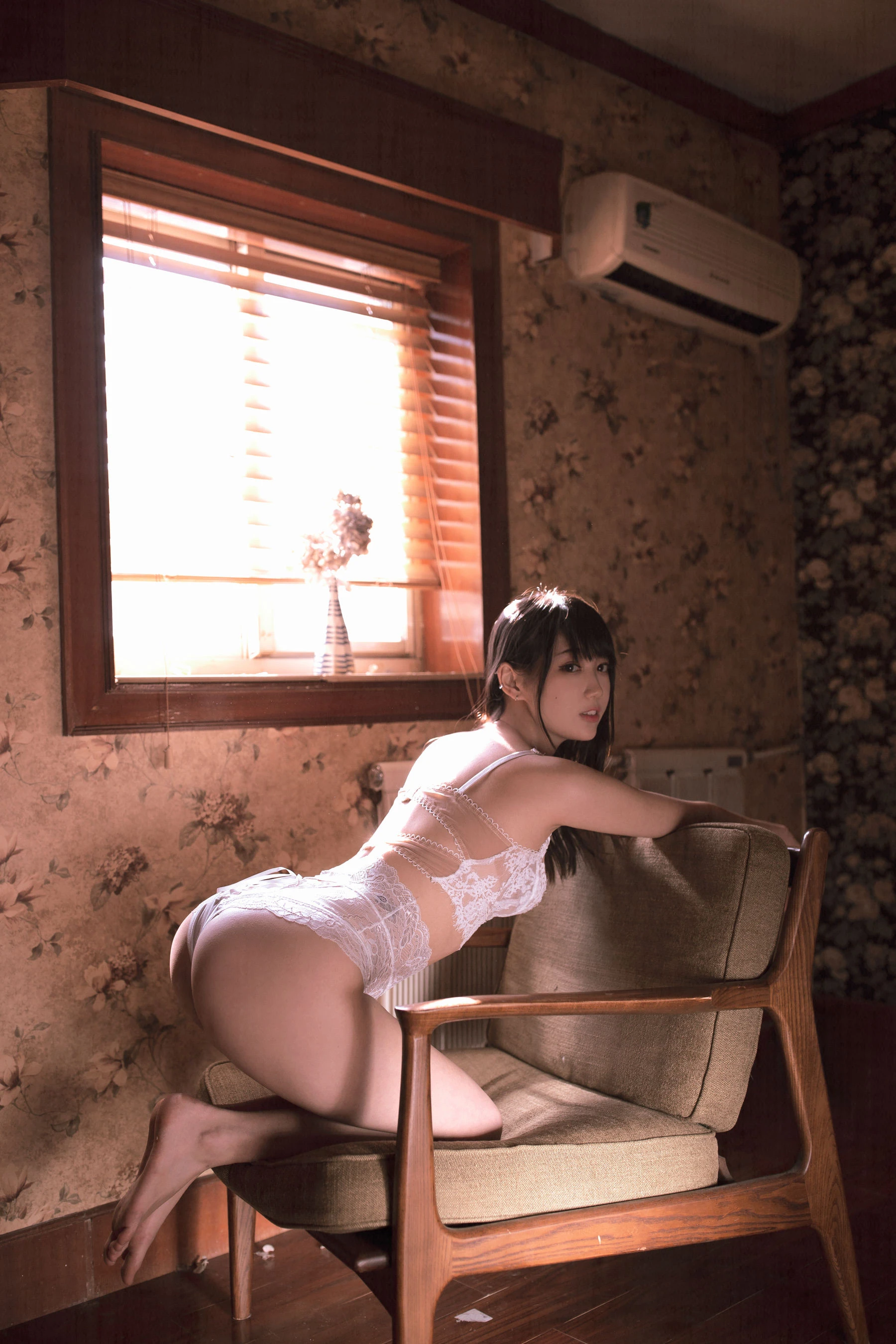 [名模]梁莉婷美圖圖集精選：梁莉婷清純風情於室內綻放美胸曲線獨家攝影 - 20