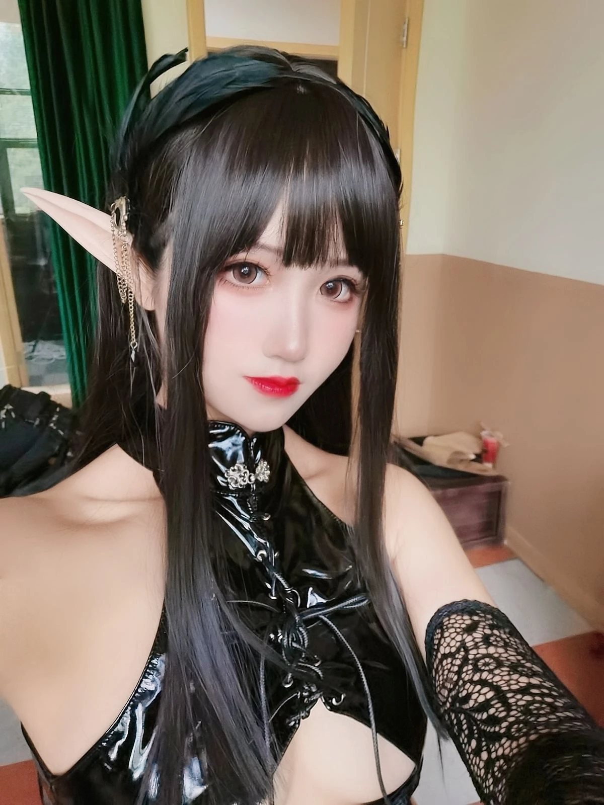 [空姐]何語彤美圖圖集精選：何語彤甜美神韻於自然光展現蜂腰曲線大圖攝影 - 30