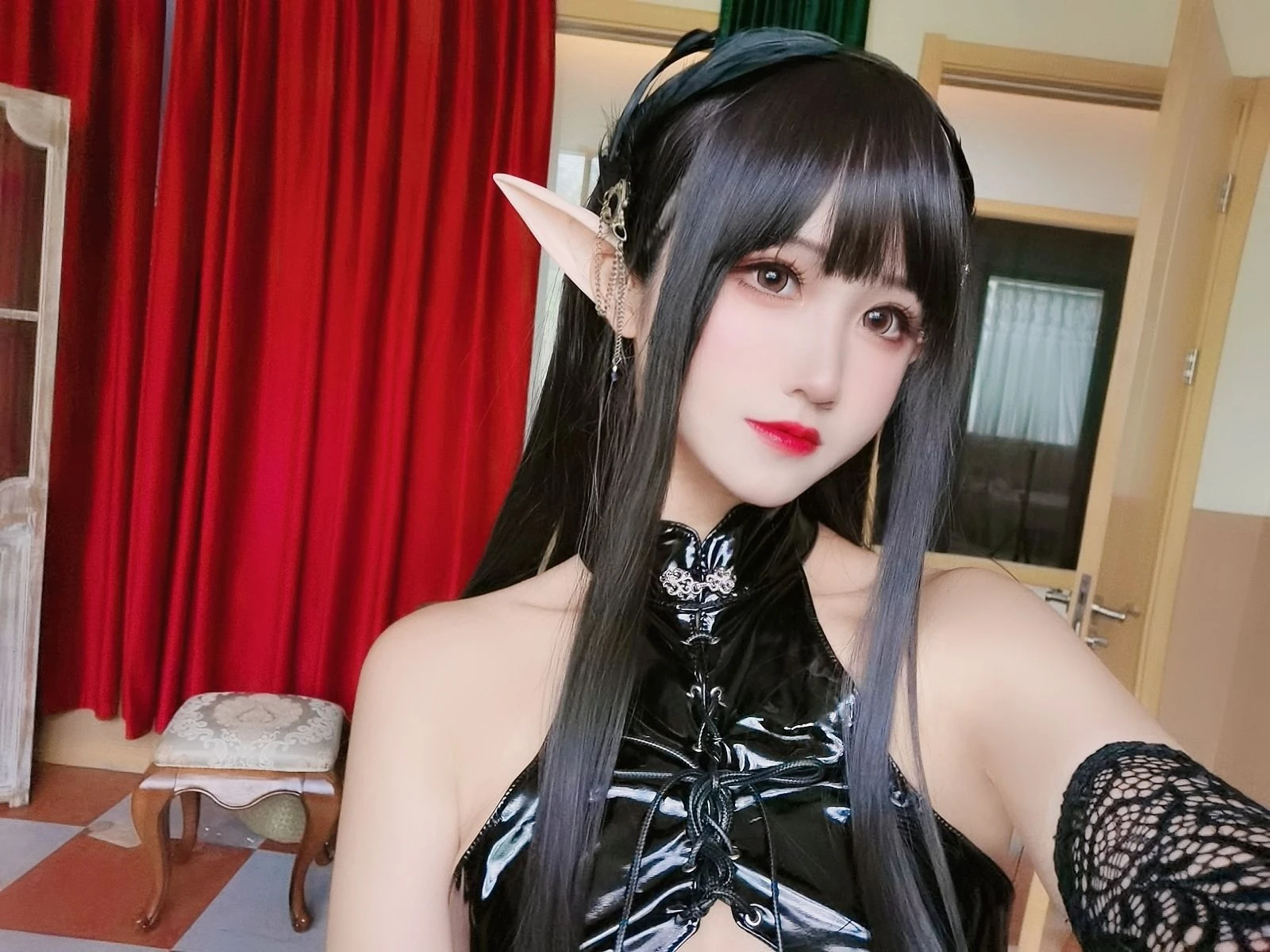 [空姐]何語彤美圖圖集精選：何語彤甜美神韻於自然光展現蜂腰曲線大圖攝影 - 34
