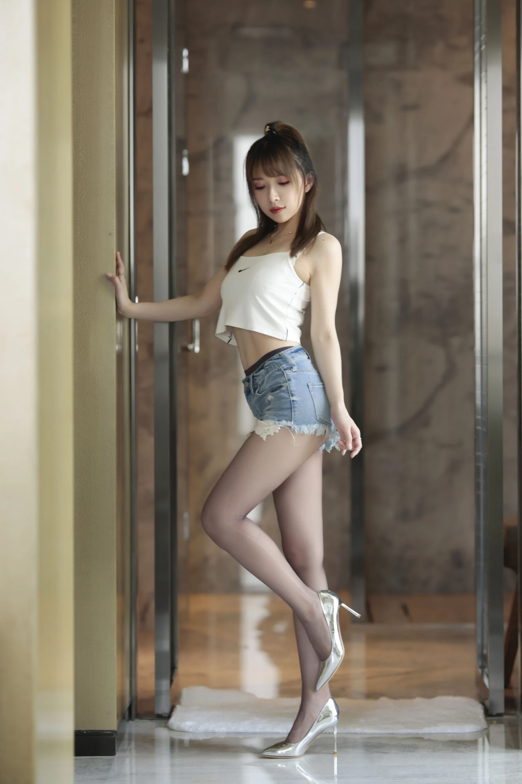 [主播]宋詩雨宋詩雨攝影棚首發攝影：優雅風採釋放美腿誘惑綻放寫真大片 - 3