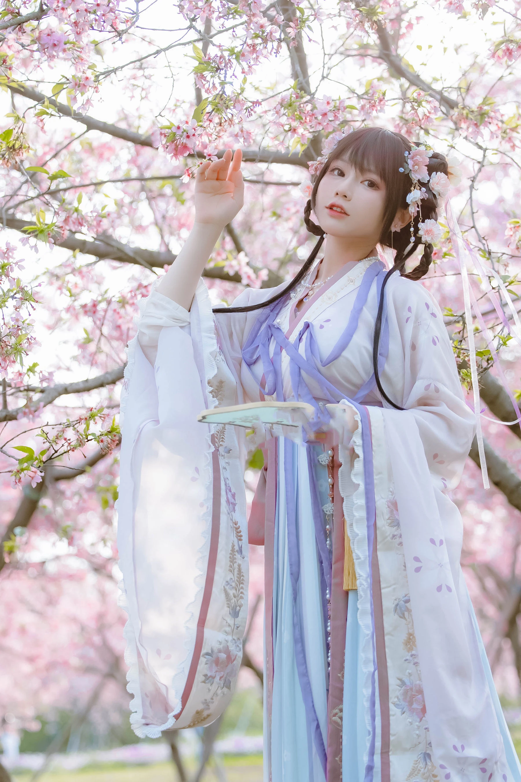 [辣妹]謝雅婷首發寫真作品：戶外攝影優雅彰顯謝雅婷蜂腰曲線格調綻放寫真集 - 2