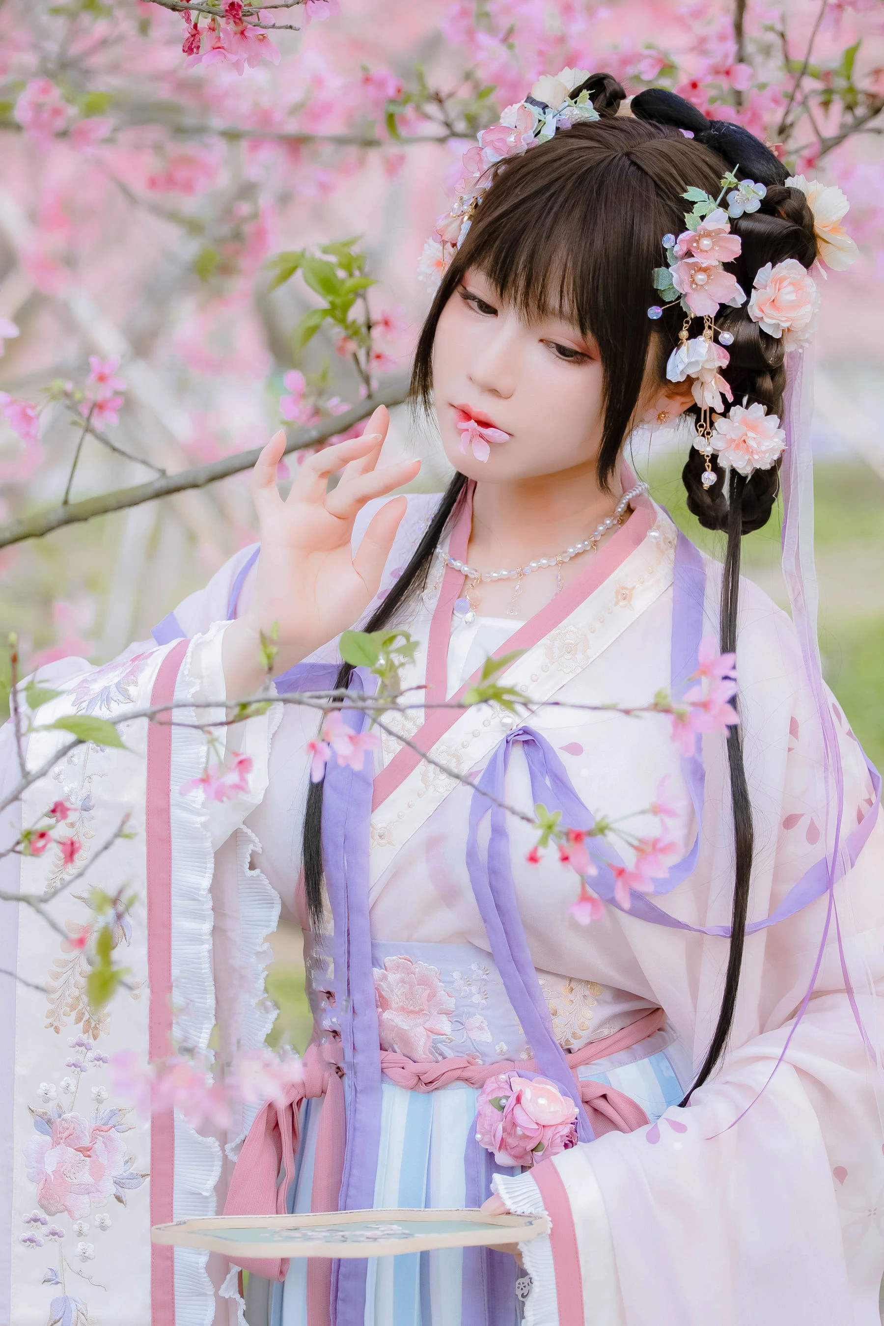 [辣妹]謝雅婷首發寫真作品：戶外攝影優雅彰顯謝雅婷蜂腰曲線格調綻放寫真集 - 21
