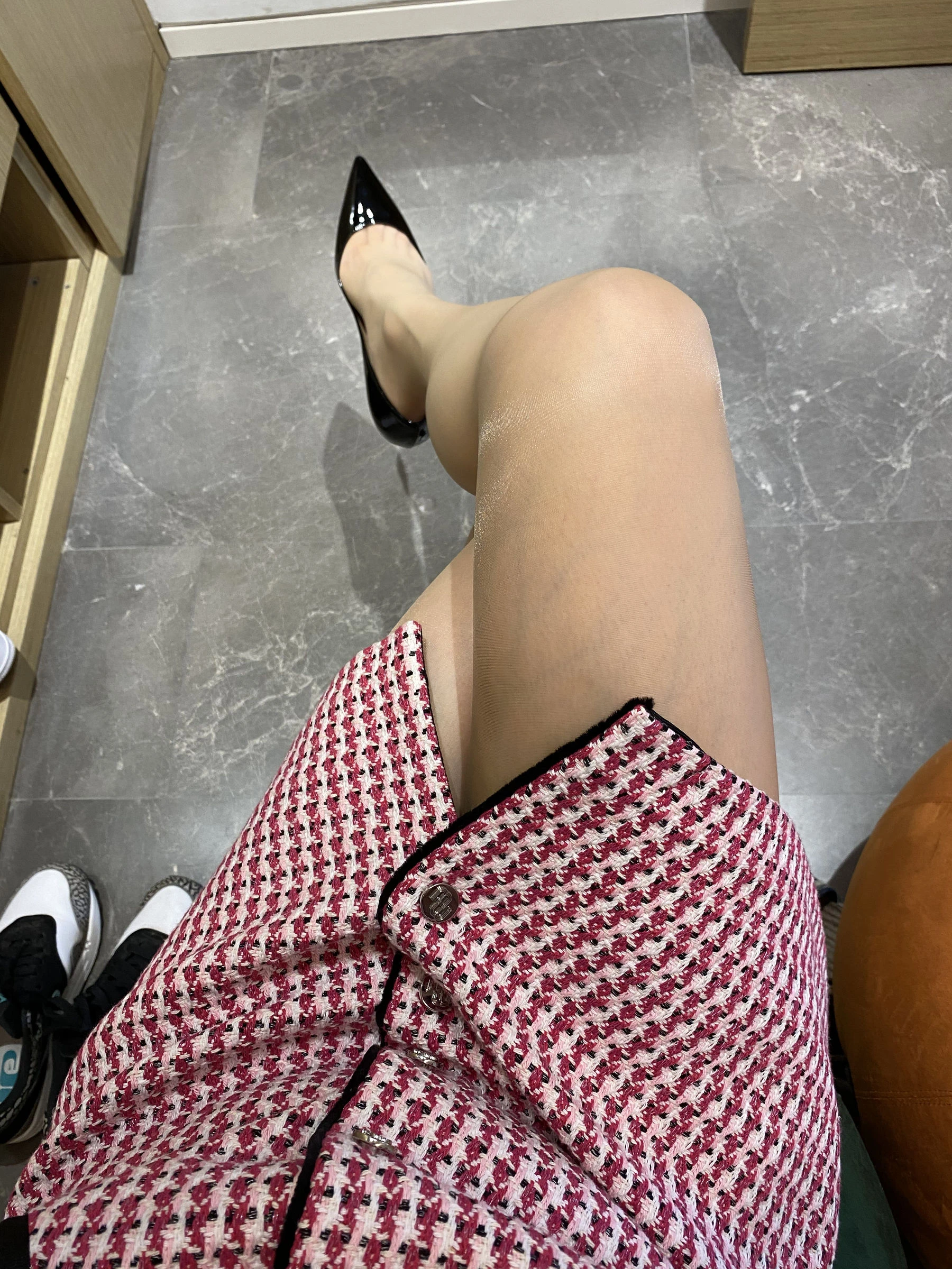 [空姐]宋梓涵宋梓涵魅惑風採大片大賞：室內大圖大片演繹美腿誘惑美學 - 32