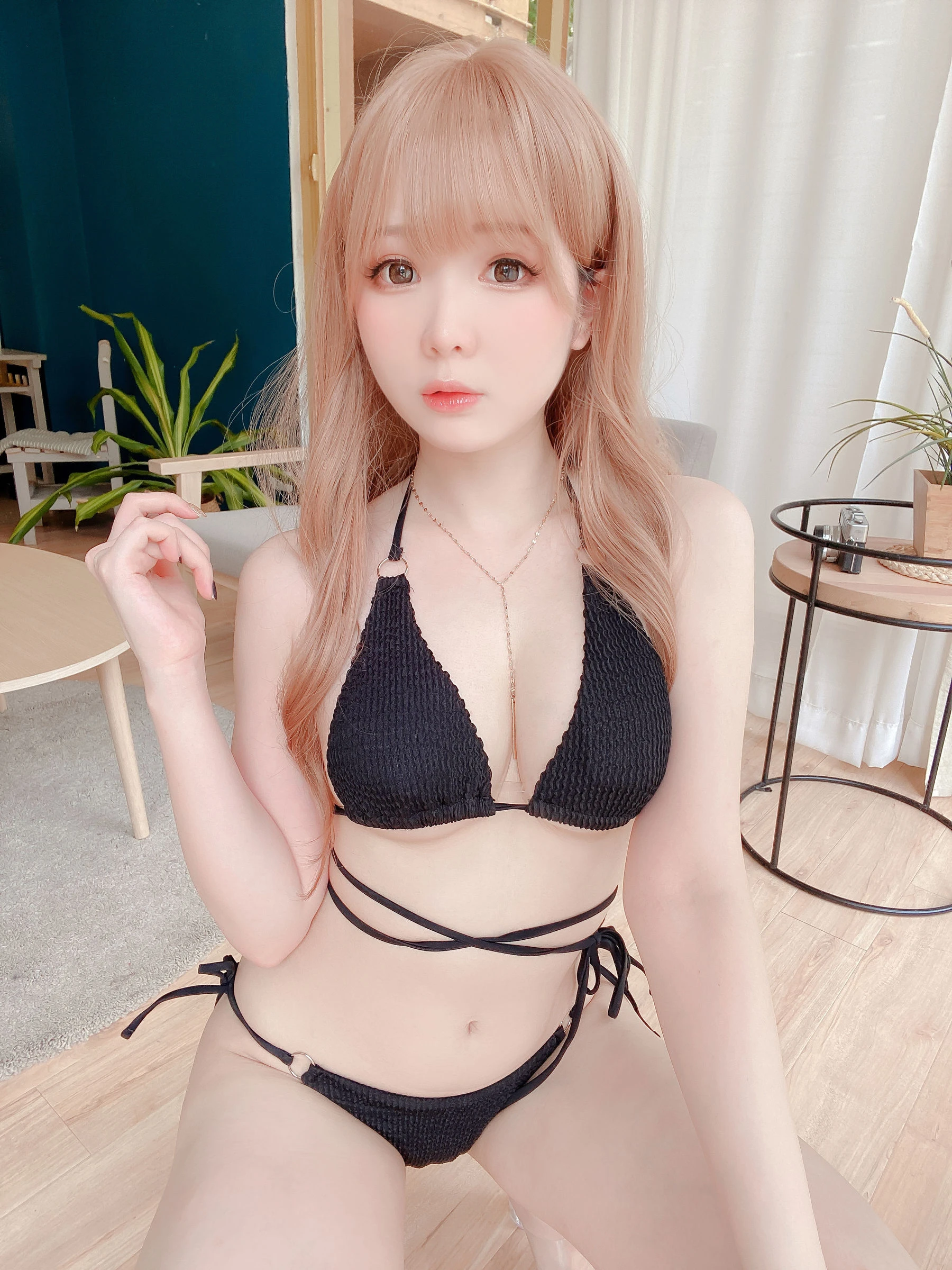[主播]梁曉麗梁曉麗性感氣質美圖大賞：室內精選美圖演繹美胸誘惑美學 - 10