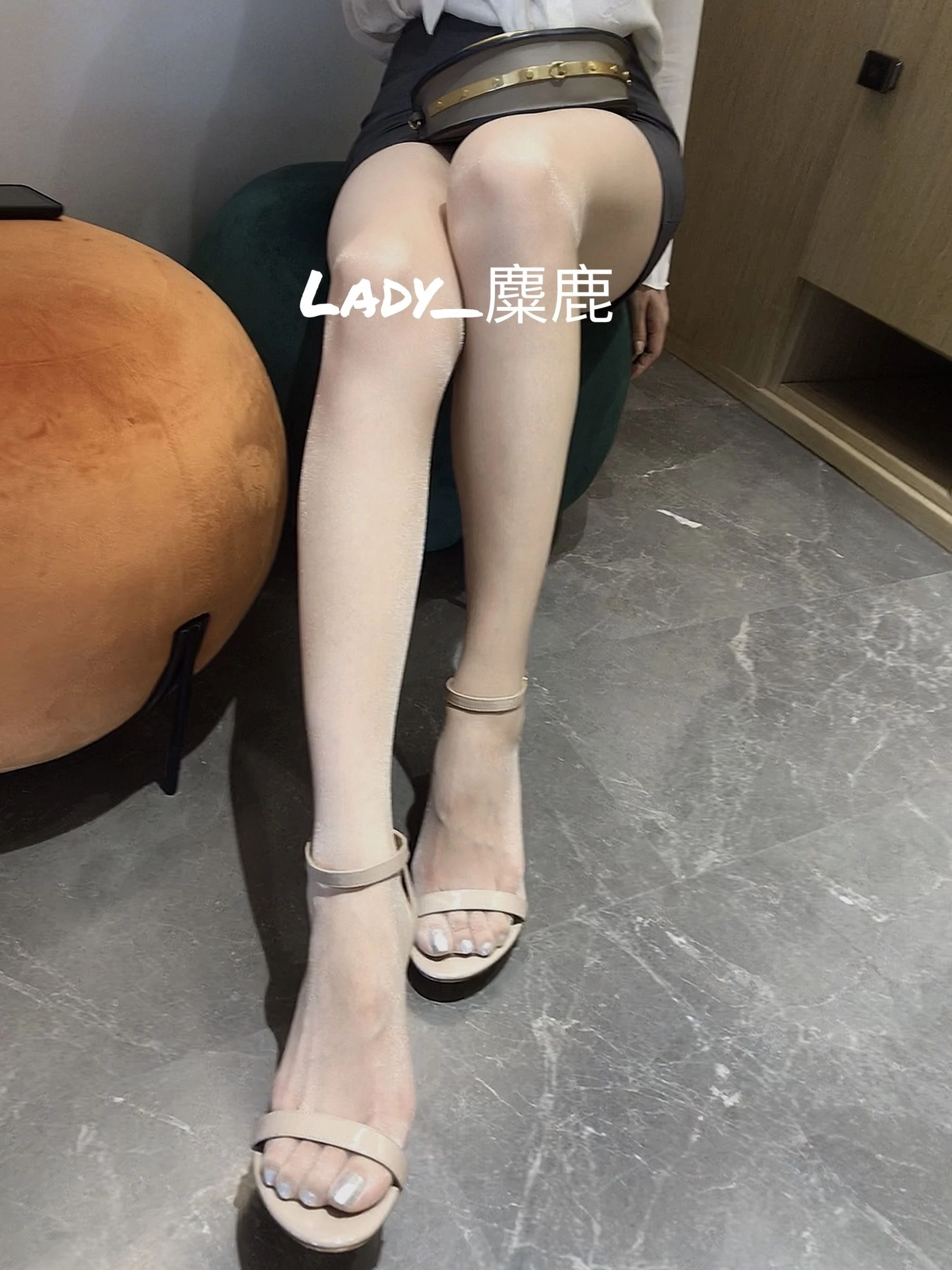 [小蘿莉]鄭雨菲鄭雨菲性感風情大片大賞：寫真館大圖大片演繹美腿誘惑美學 - 51