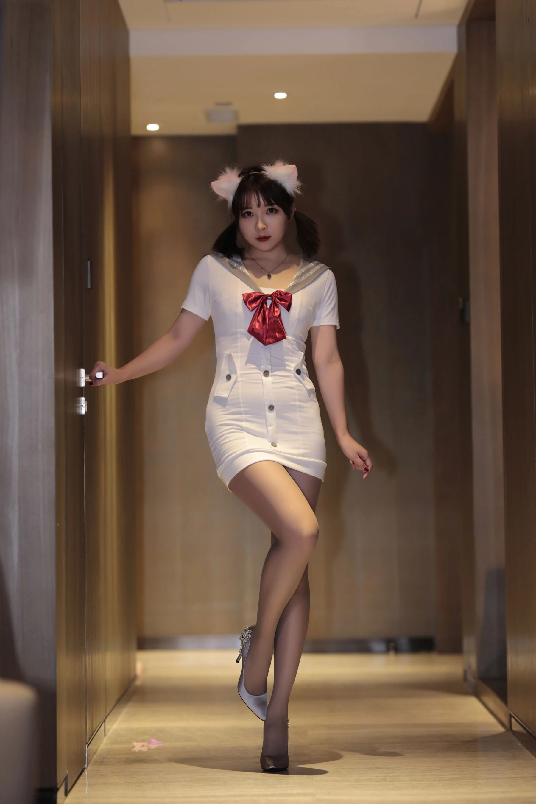 [美模]馮雨婷馮雨婷室內高清美圖：魅惑韻味釋放長腿誘惑彰顯寫真大片 - 1
