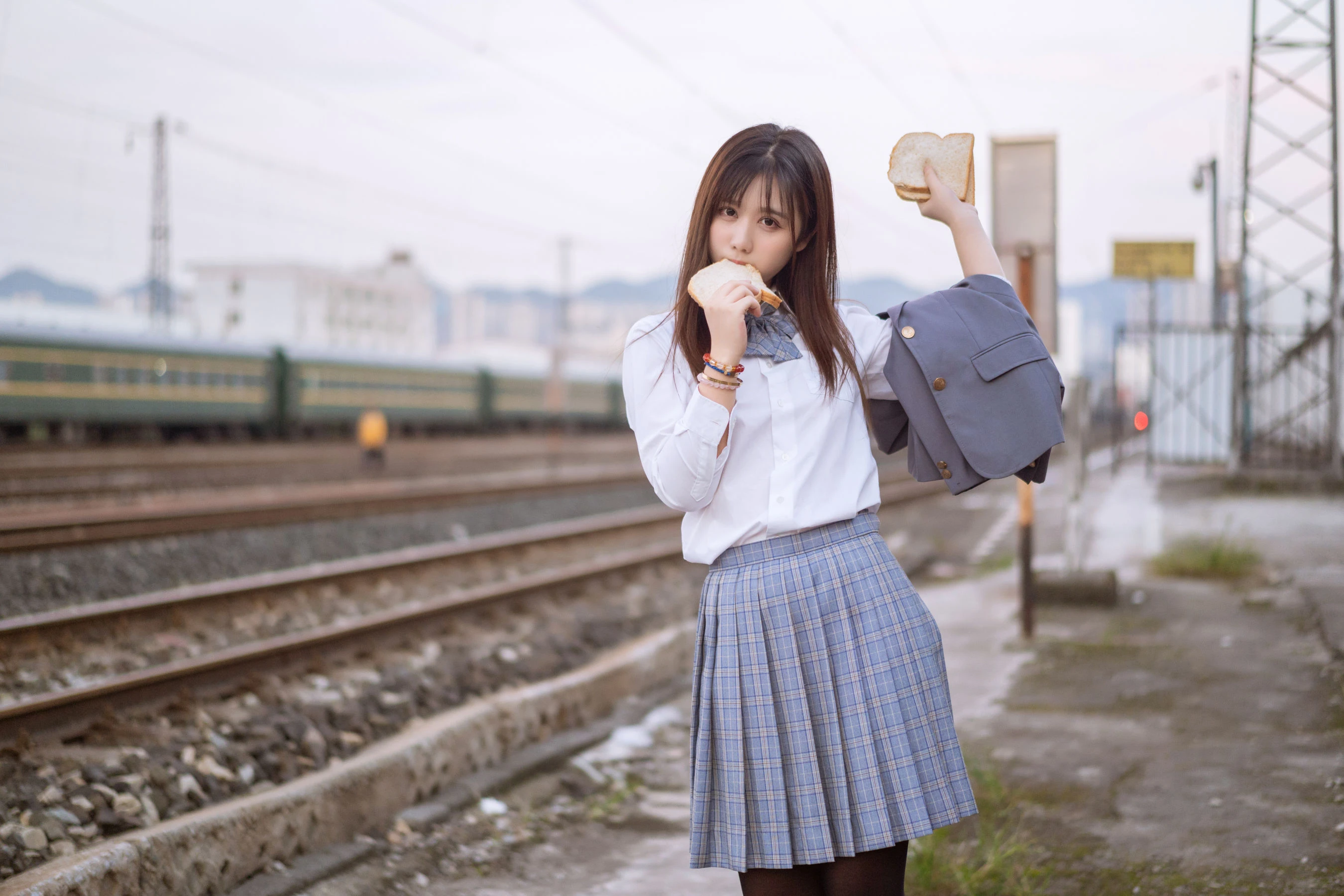 [美女]高雨萱高雨萱戶外高清攝影：火辣格調釋放長腿誘惑詮釋寫真大片 - 15