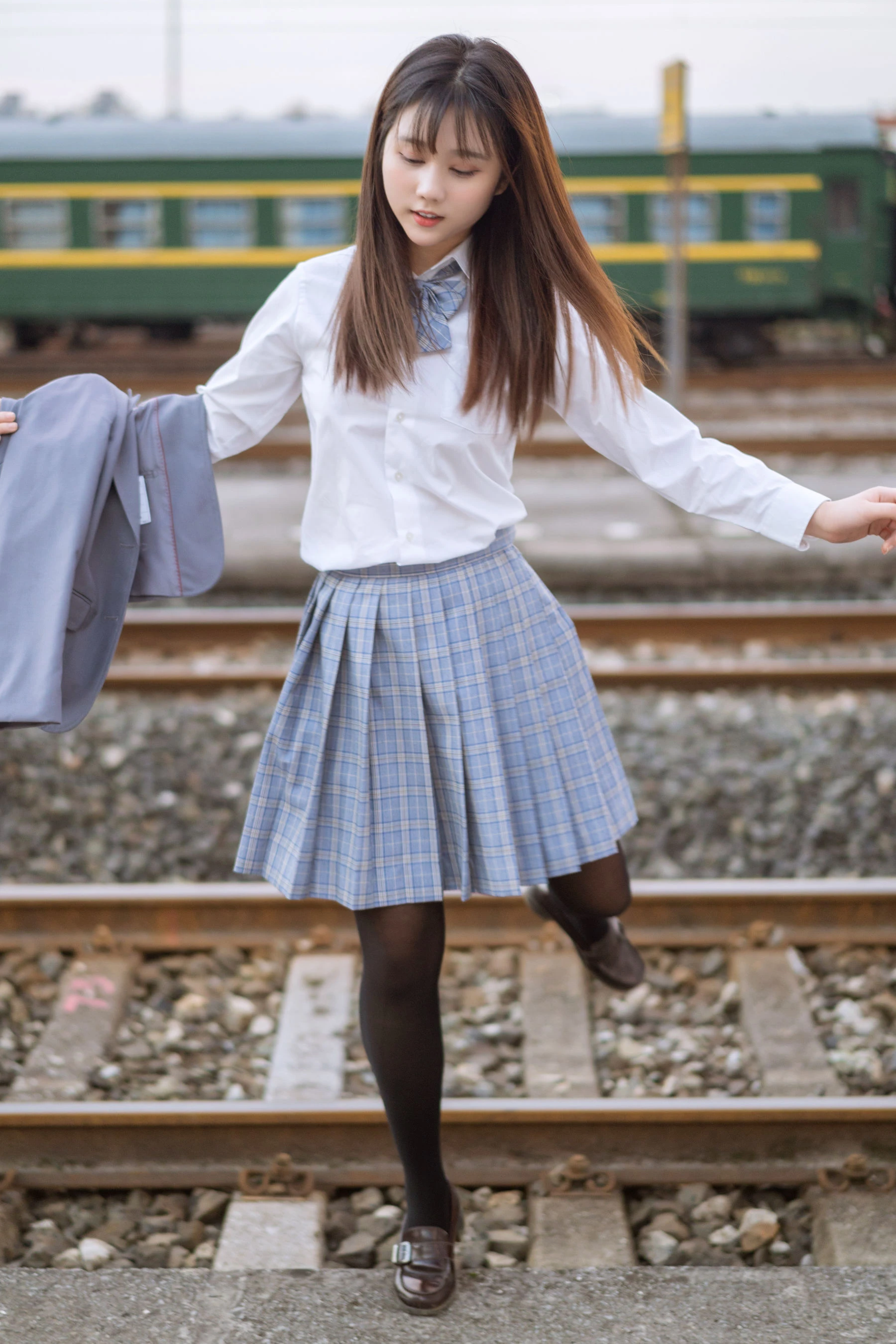 [美女]高雨萱高雨萱戶外高清攝影：火辣格調釋放長腿誘惑詮釋寫真大片 - 16