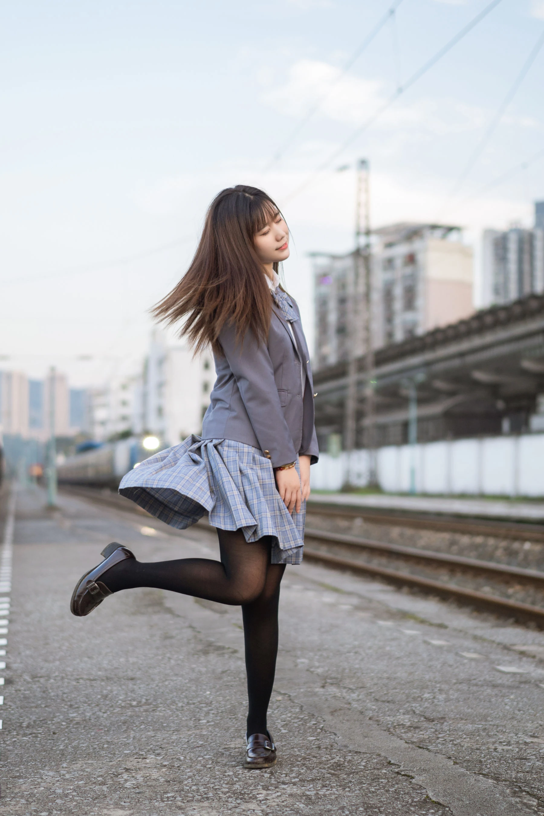 [美女]高雨萱高雨萱戶外高清攝影：火辣格調釋放長腿誘惑詮釋寫真大片 - 22