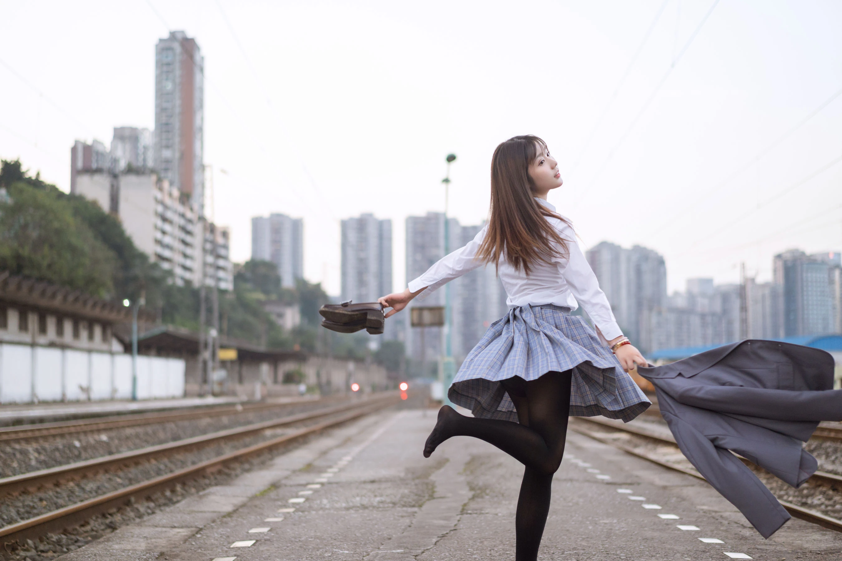 [美女]高雨萱高雨萱戶外高清攝影：火辣格調釋放長腿誘惑詮釋寫真大片 - 26