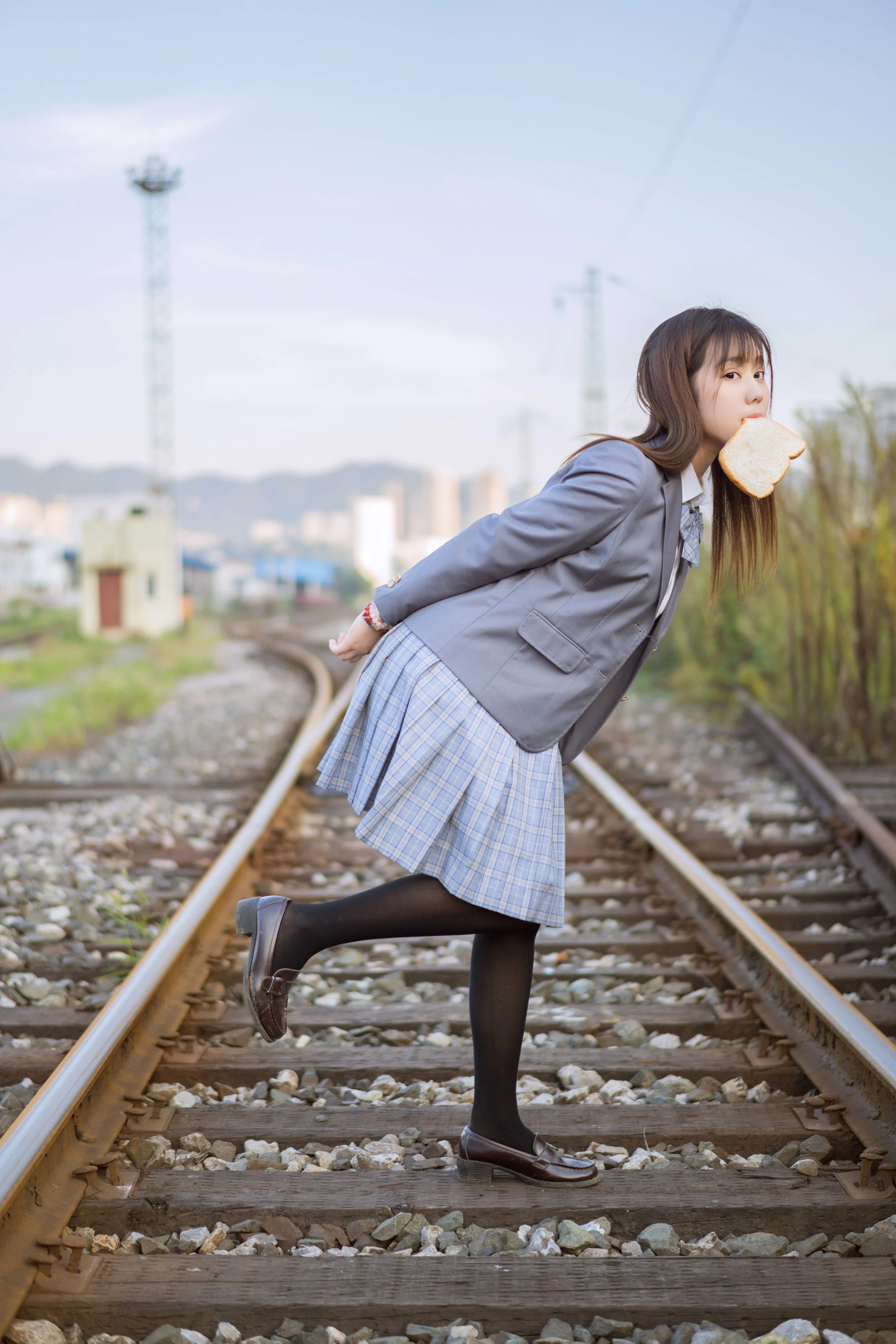 [美女]高雨萱高雨萱戶外高清攝影：火辣格調釋放長腿誘惑詮釋寫真大片 - 3
