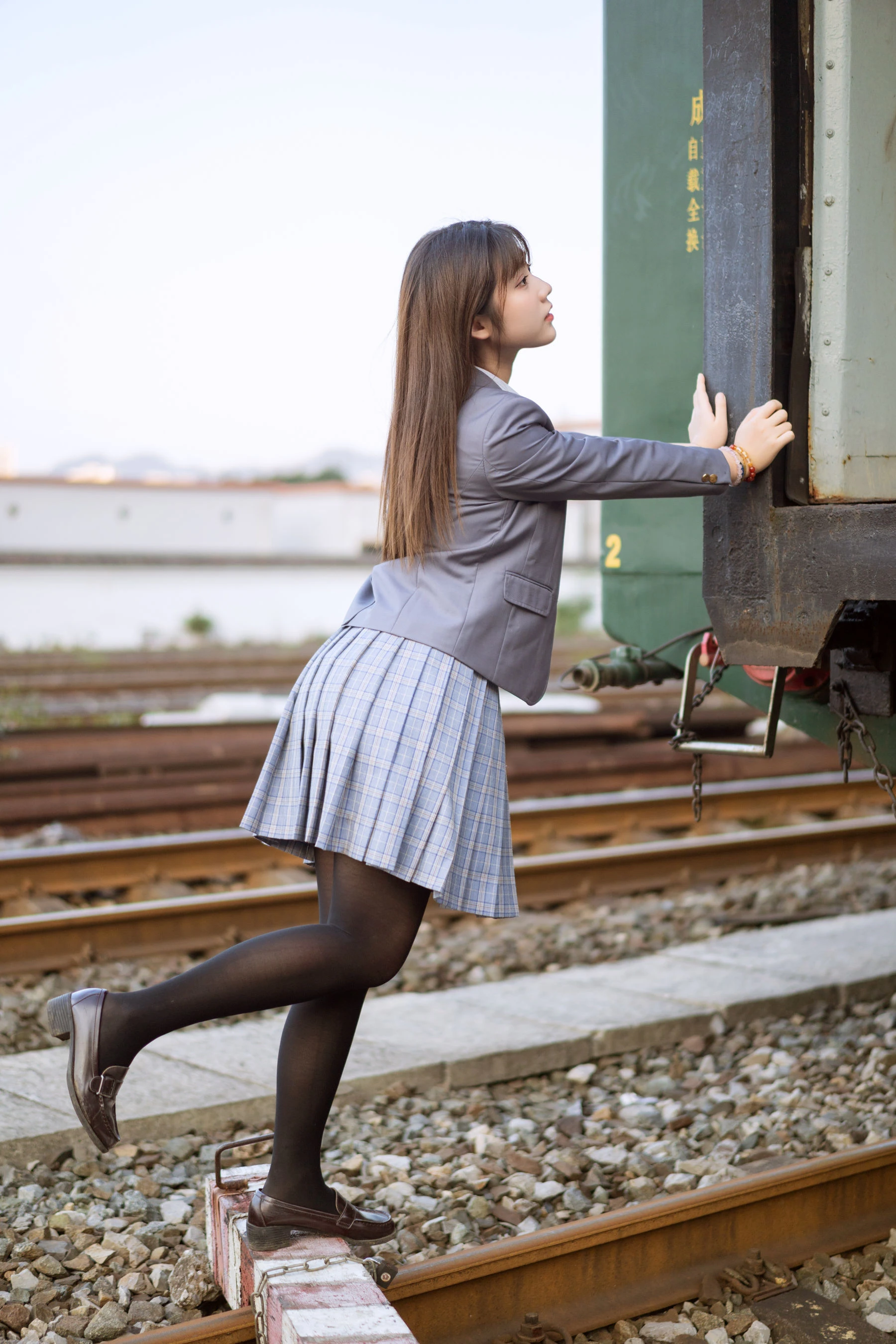 [美女]高雨萱高雨萱戶外高清攝影：火辣格調釋放長腿誘惑詮釋寫真大片 - 8