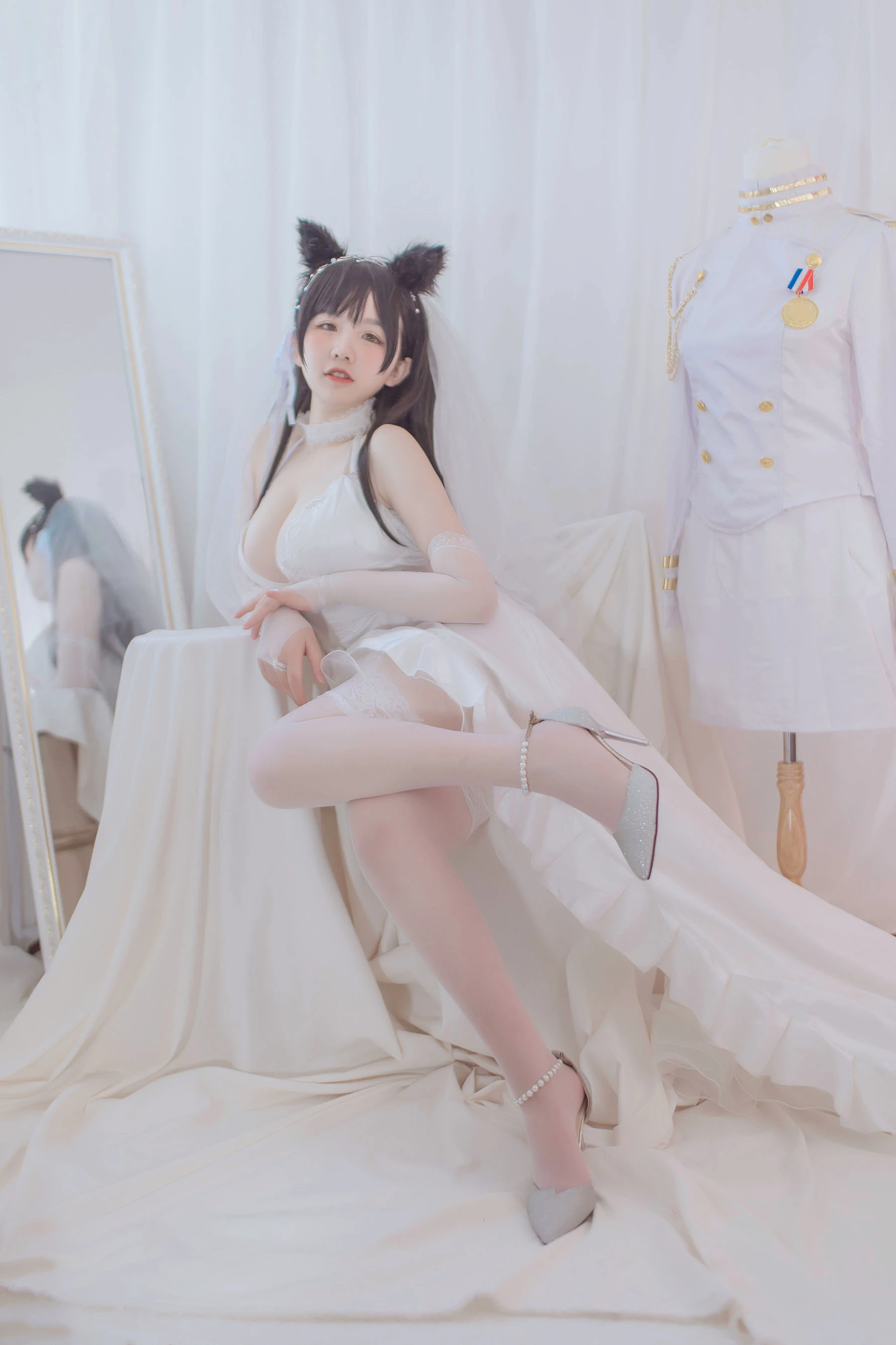 [Showgirl]何雨菲何雨菲室內首發作品：優雅風採釋放長腿誘惑詮釋寫真大片 - 4