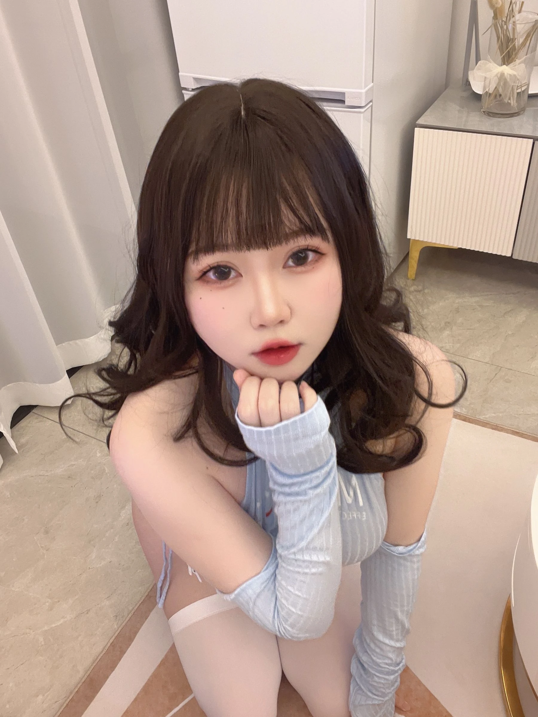 [女神]何雨菲美圖圖集精選：何雨菲性感風情於攝影棚凸顯美胸曲線大圖攝影 - 11