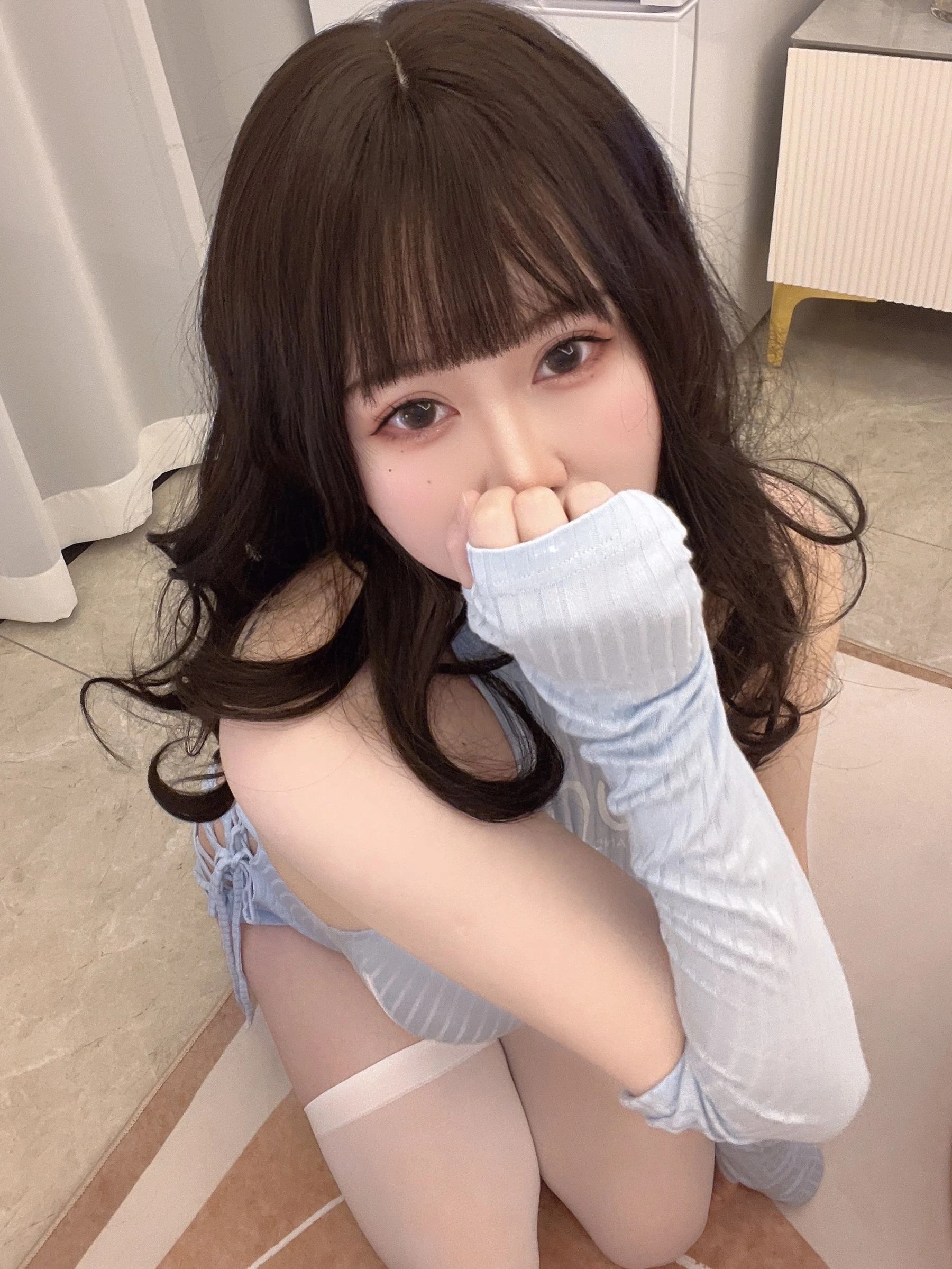 [女神]何雨菲美圖圖集精選：何雨菲性感風情於攝影棚凸顯美胸曲線大圖攝影 - 15