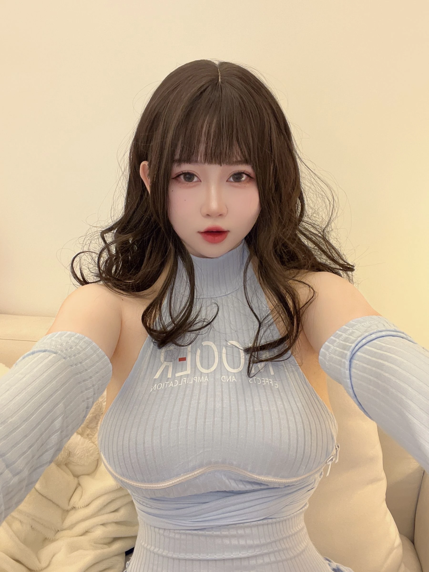 [女神]何雨菲美圖圖集精選：何雨菲性感風情於攝影棚凸顯美胸曲線大圖攝影 - 17