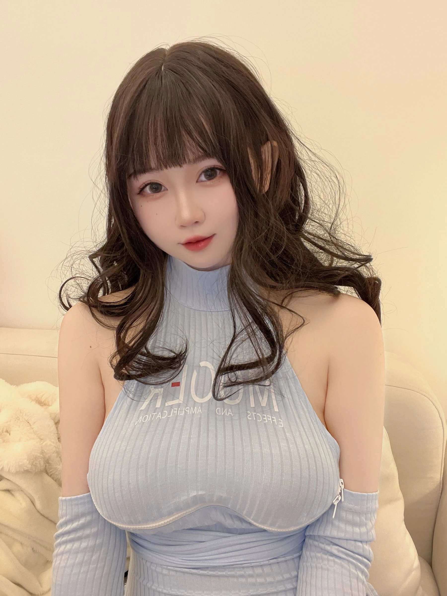 [女神]何雨菲美圖圖集精選：何雨菲性感風情於攝影棚凸顯美胸曲線大圖攝影 - 19