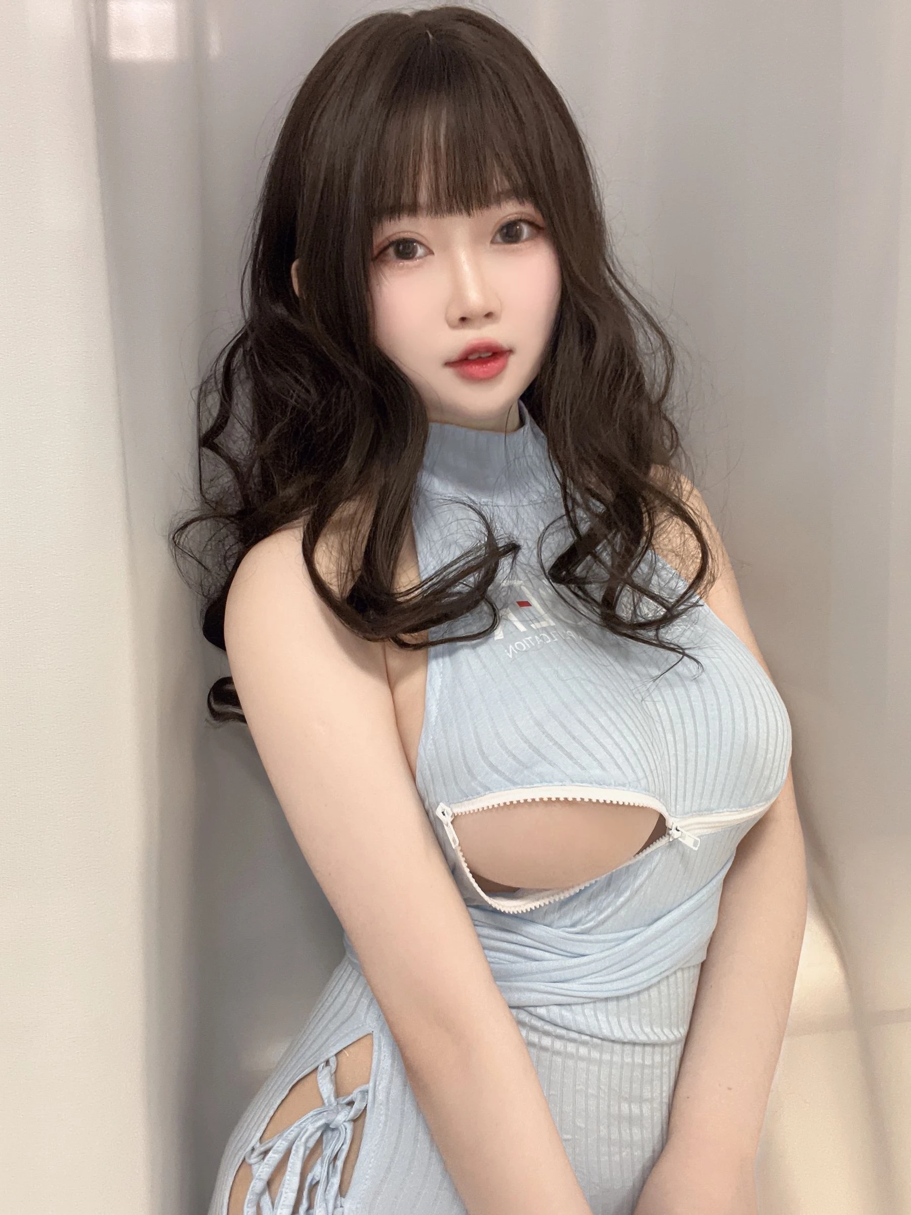 [女神]何雨菲美圖圖集精選：何雨菲性感風情於攝影棚凸顯美胸曲線大圖攝影 - 3